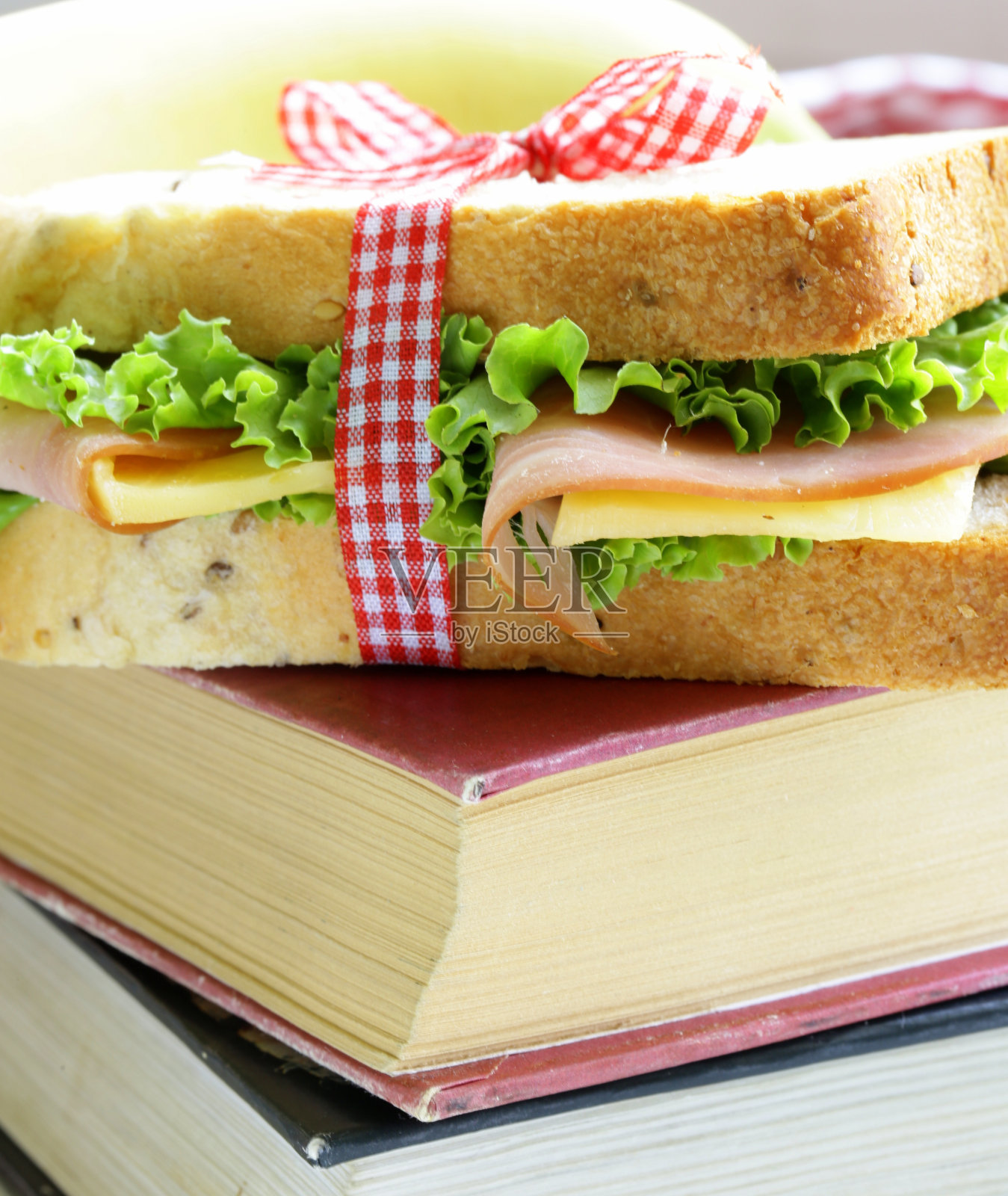 三明治配火腿、苹果、香蕉和格兰诺拉燕麦棒照片摄影图片