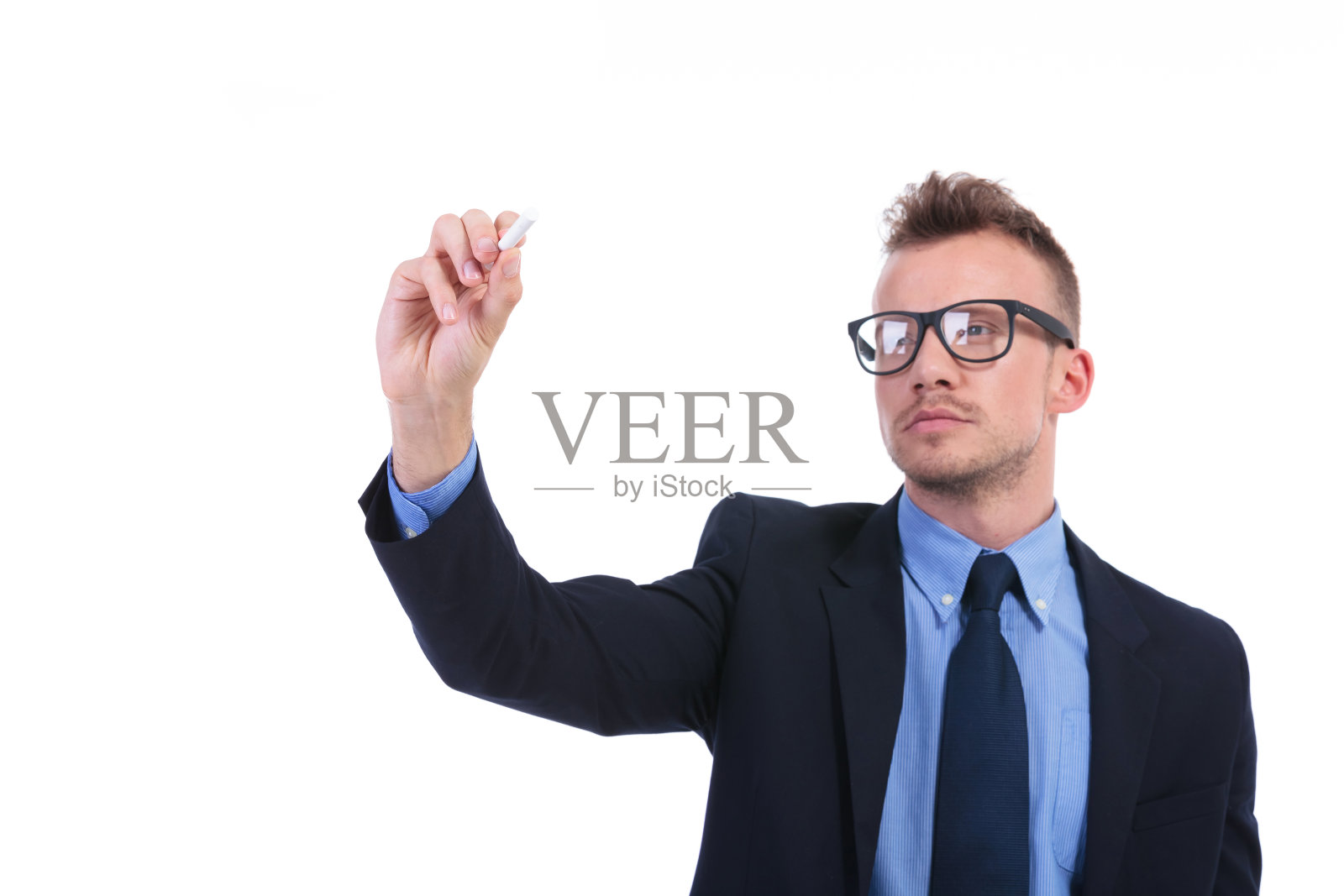 商人用粉笔在虚构的屏幕上写字照片摄影图片