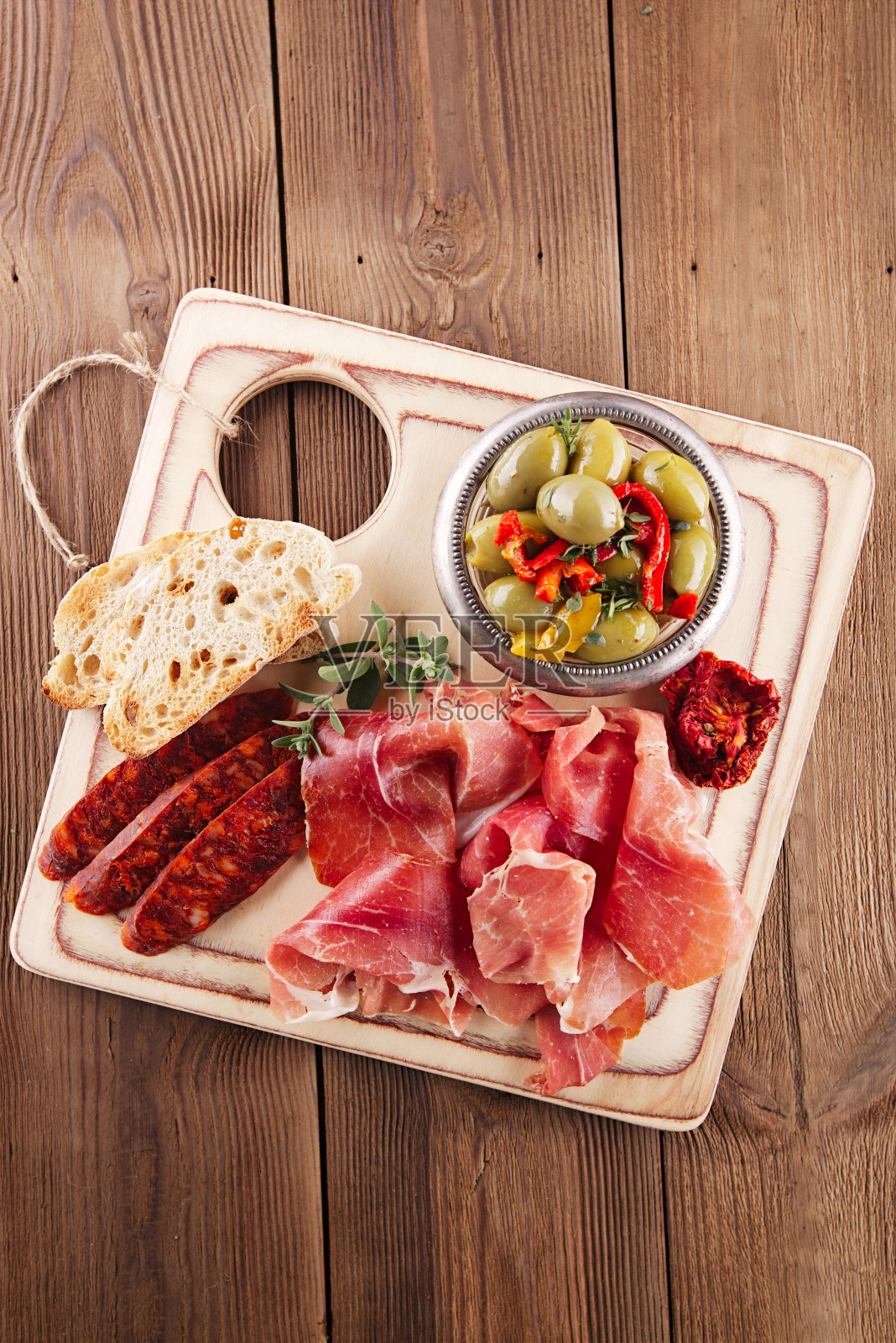 什拉诺火腿，意大利脆皮意大利面包，西班牙香肠和橄榄照片摄影图片