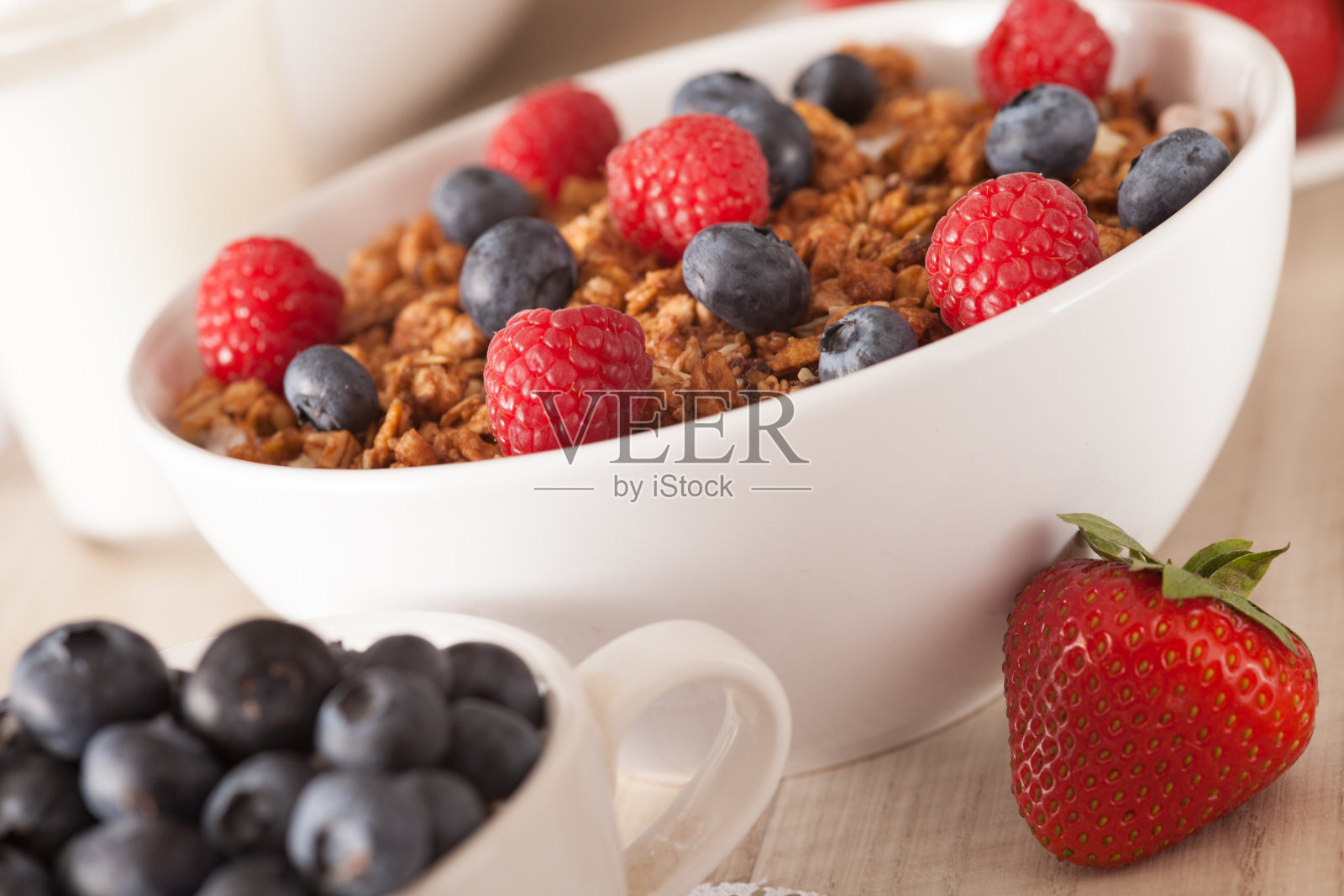 牛奶什锦早餐和浆果照片摄影图片