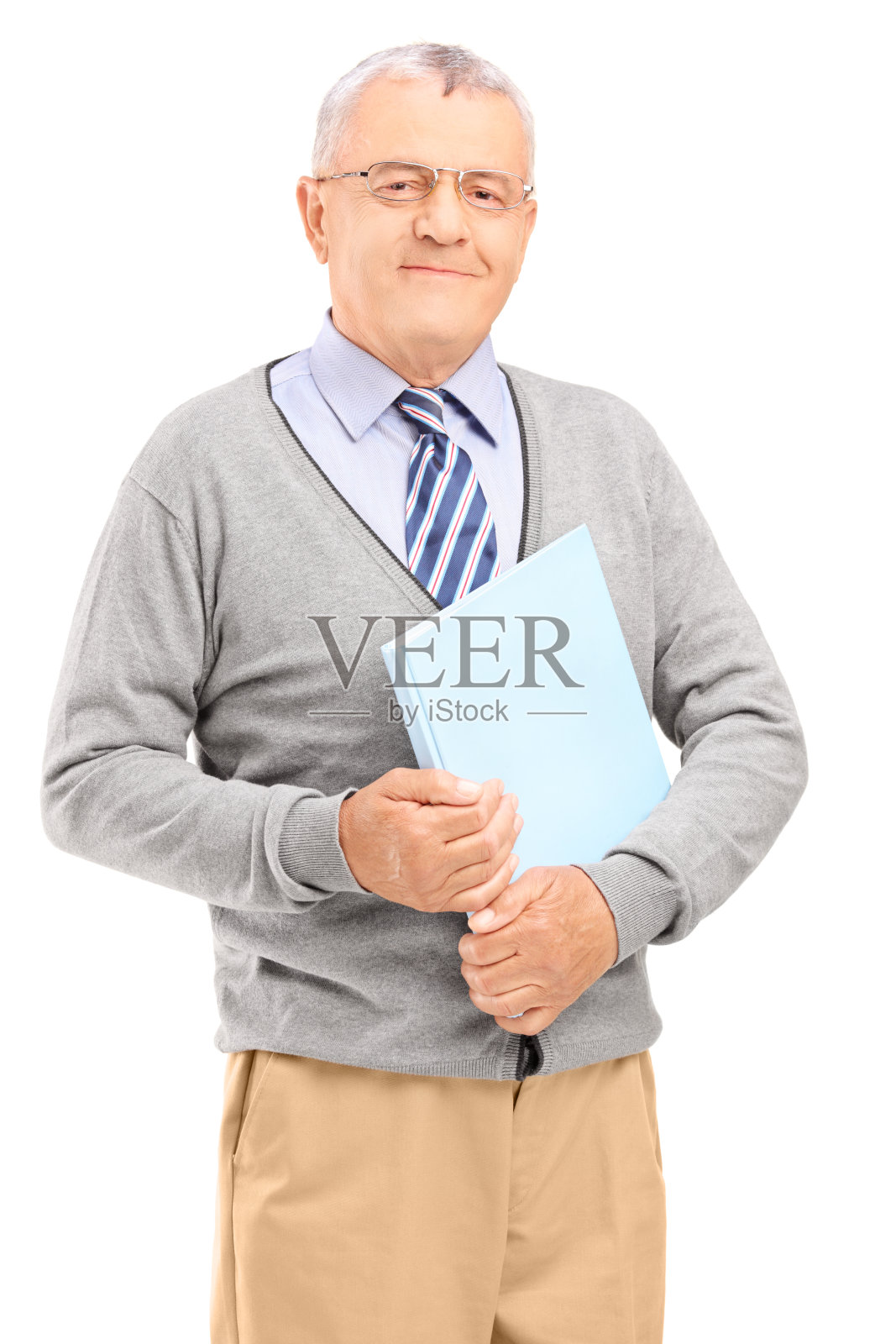 微笑的老人拿着一本书照片摄影图片