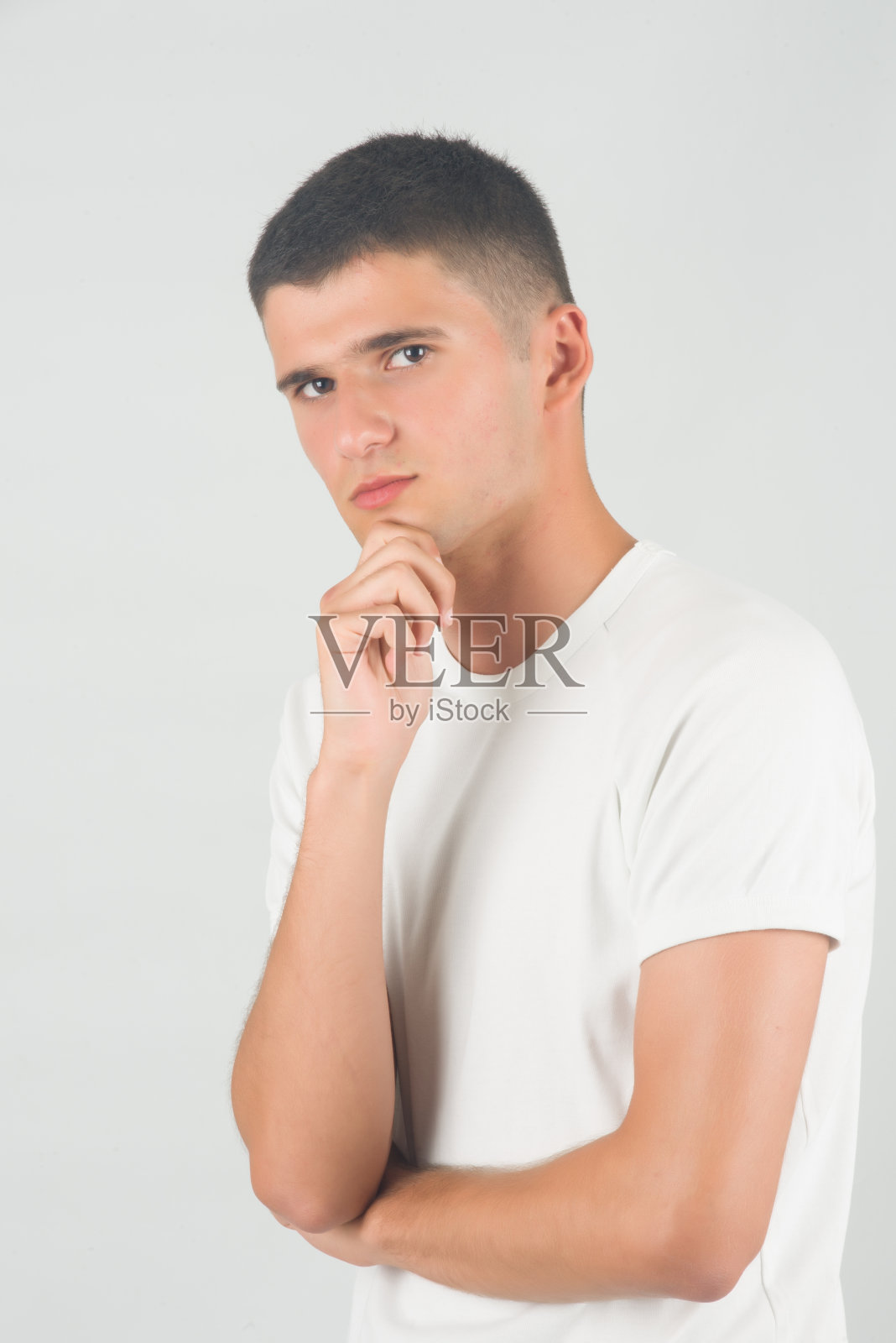 体贴的年轻人摆姿势照片摄影图片