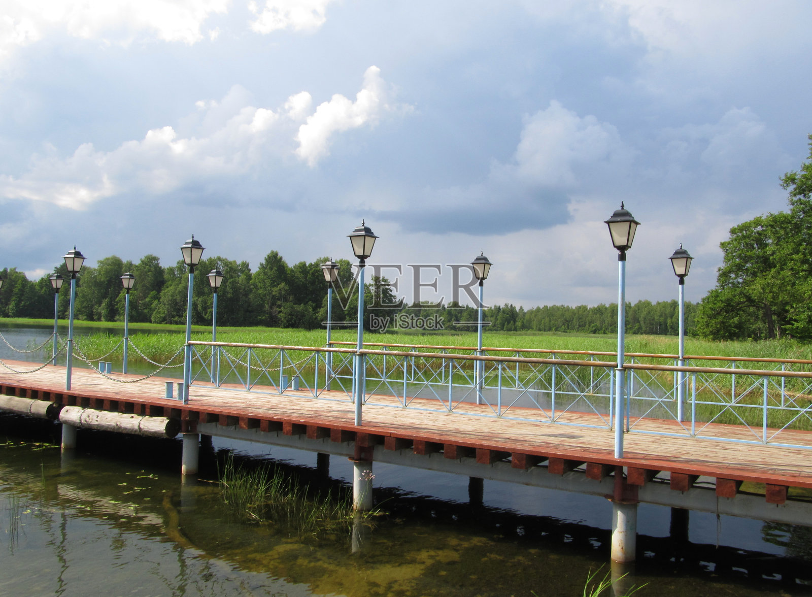 瓦尔代湖畔的码头照片摄影图片