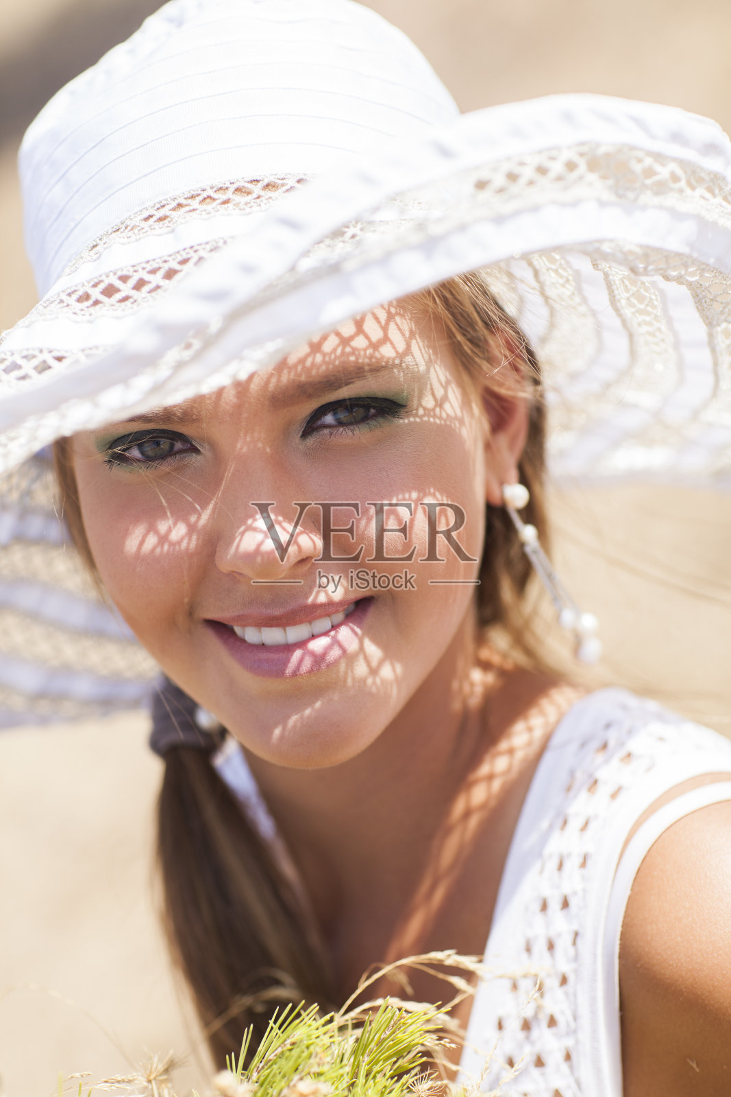 微笑的年轻女性照片摄影图片