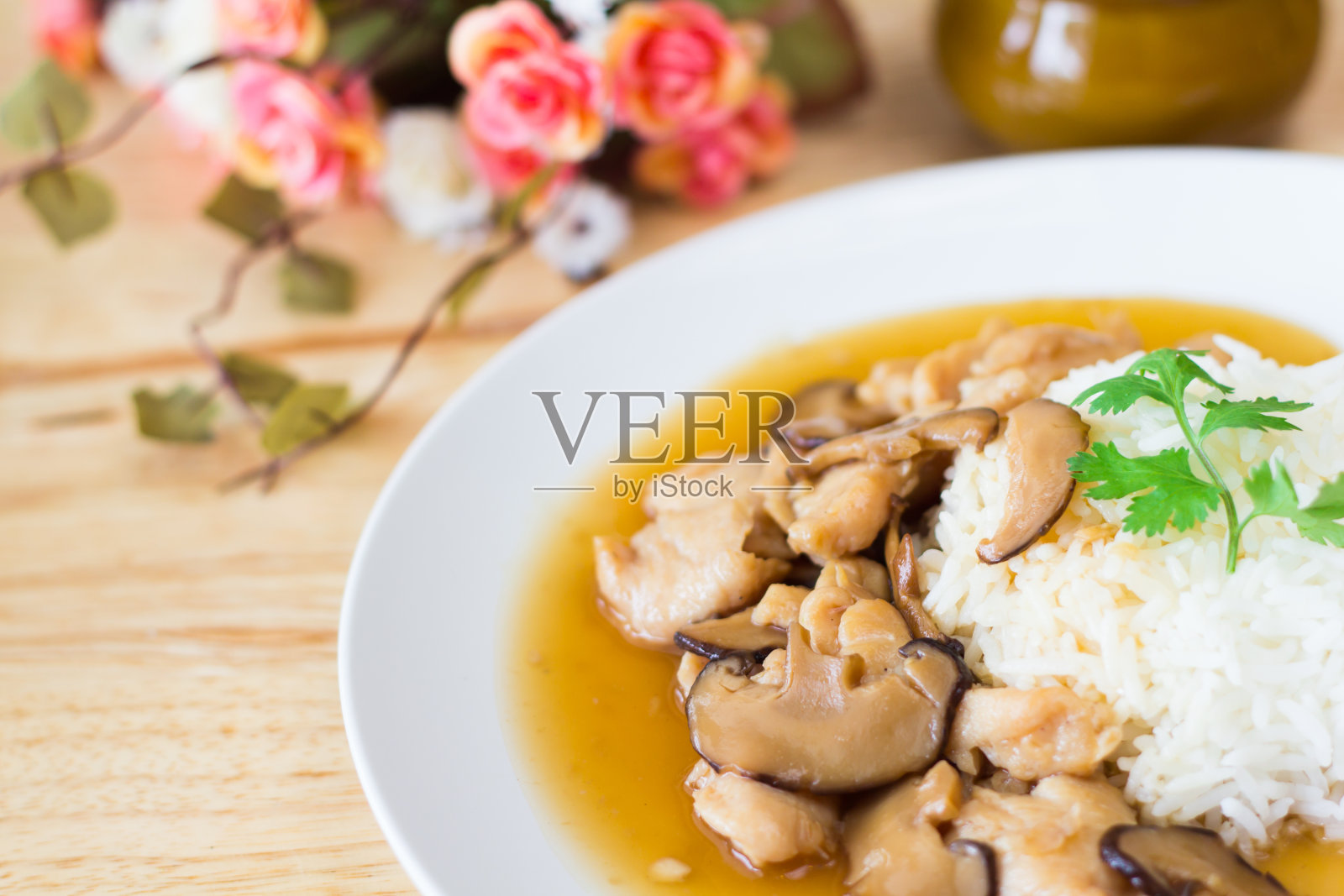 鸡和蘑菇配酱饭照片摄影图片