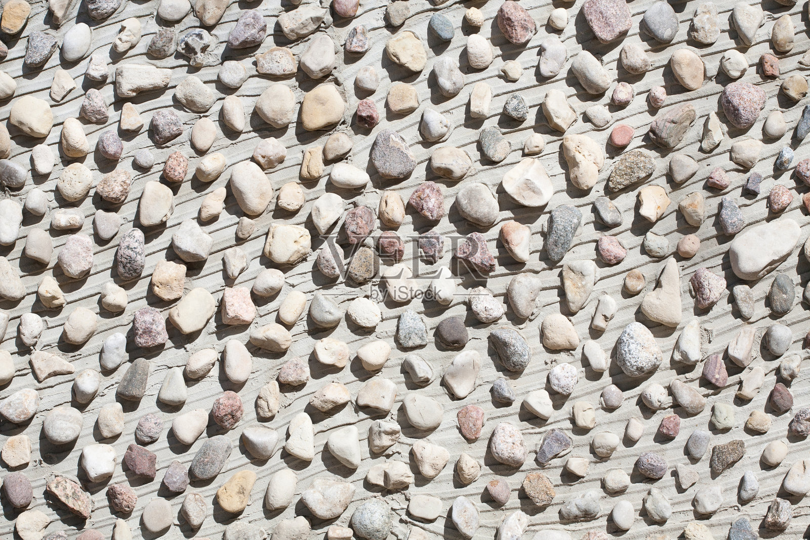 混凝土墙上的小石头照片摄影图片