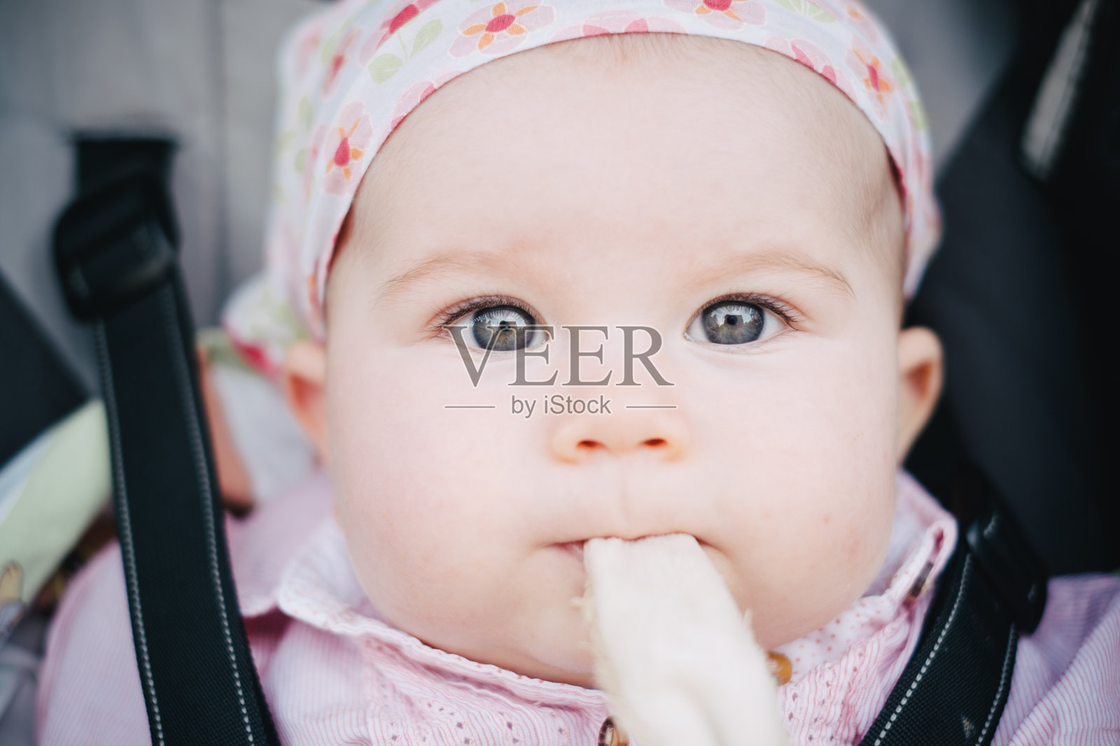 有一双美丽的灰色眼睛的婴儿照片摄影图片