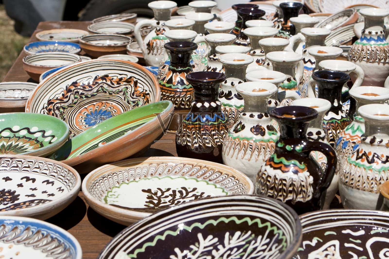 陶瓷盘子和水壶照片摄影图片