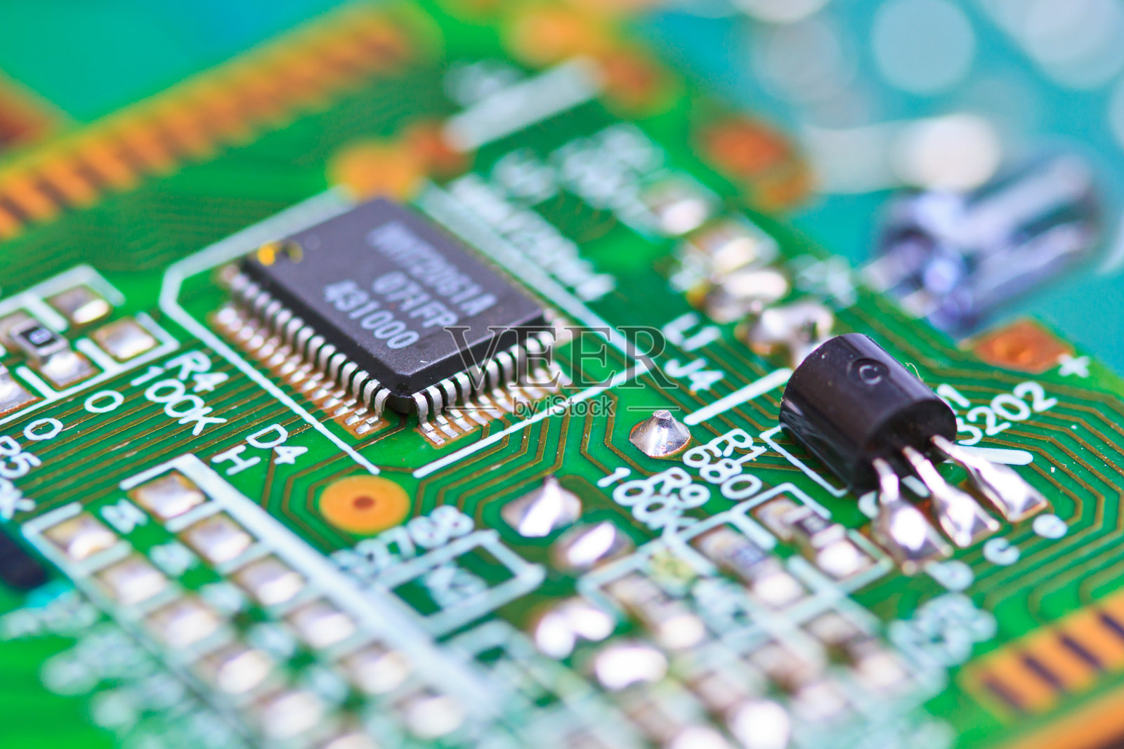 电子电路板的宏和遥控器的特写照片摄影图片