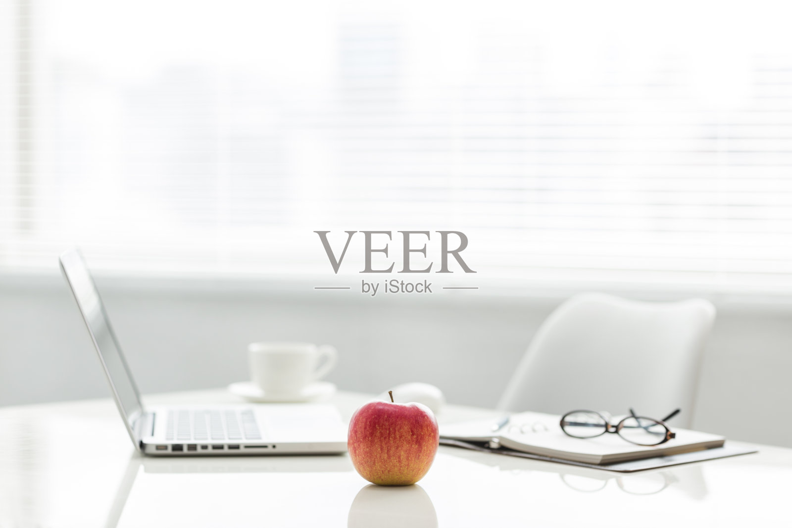 桌上的苹果照片摄影图片