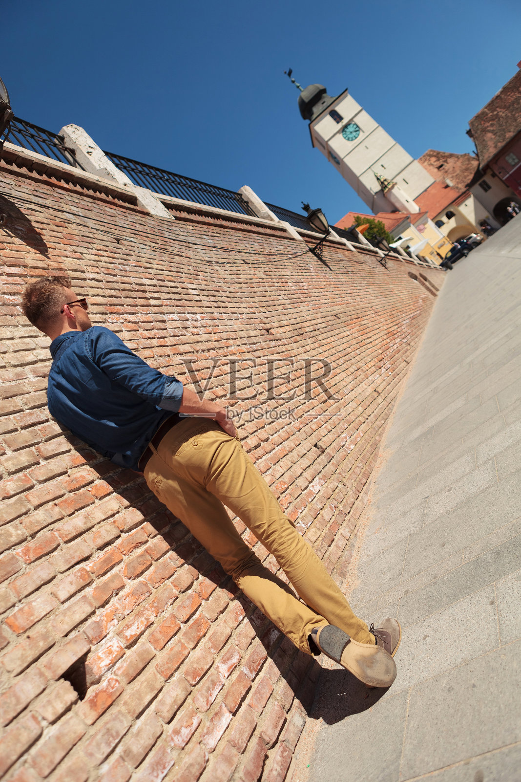 一个漫不经心的人在看议会大厦照片摄影图片