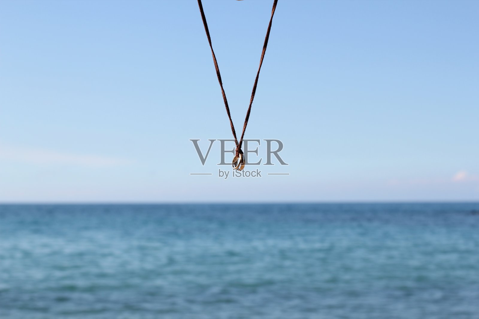 跨越大洋的结婚戒指照片摄影图片