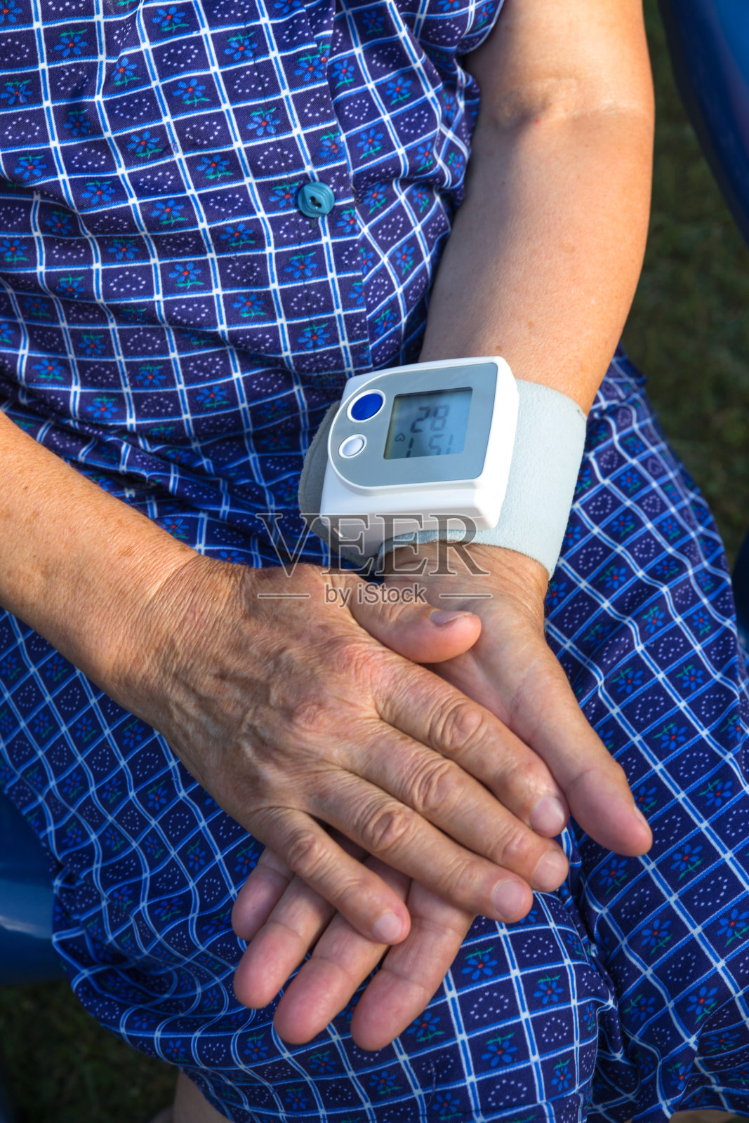 一位老年妇女正在测量血压照片摄影图片