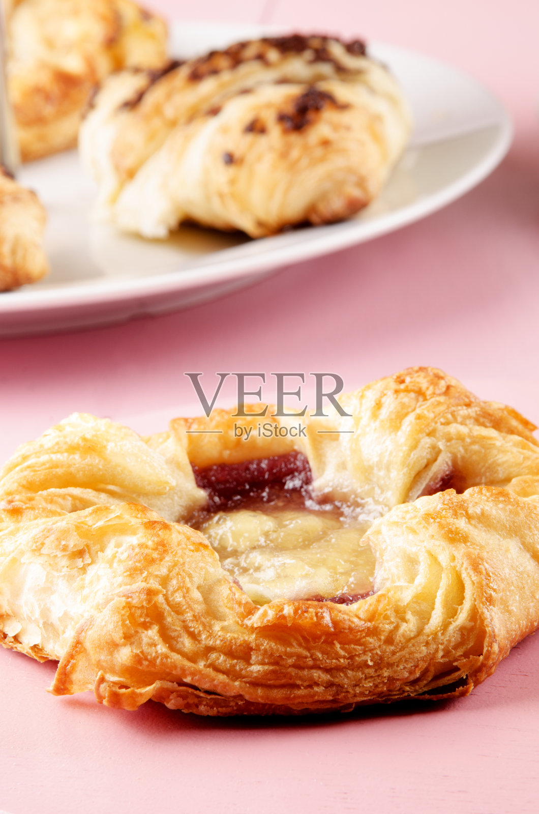 丹麦糕点和一些蛋糕照片摄影图片