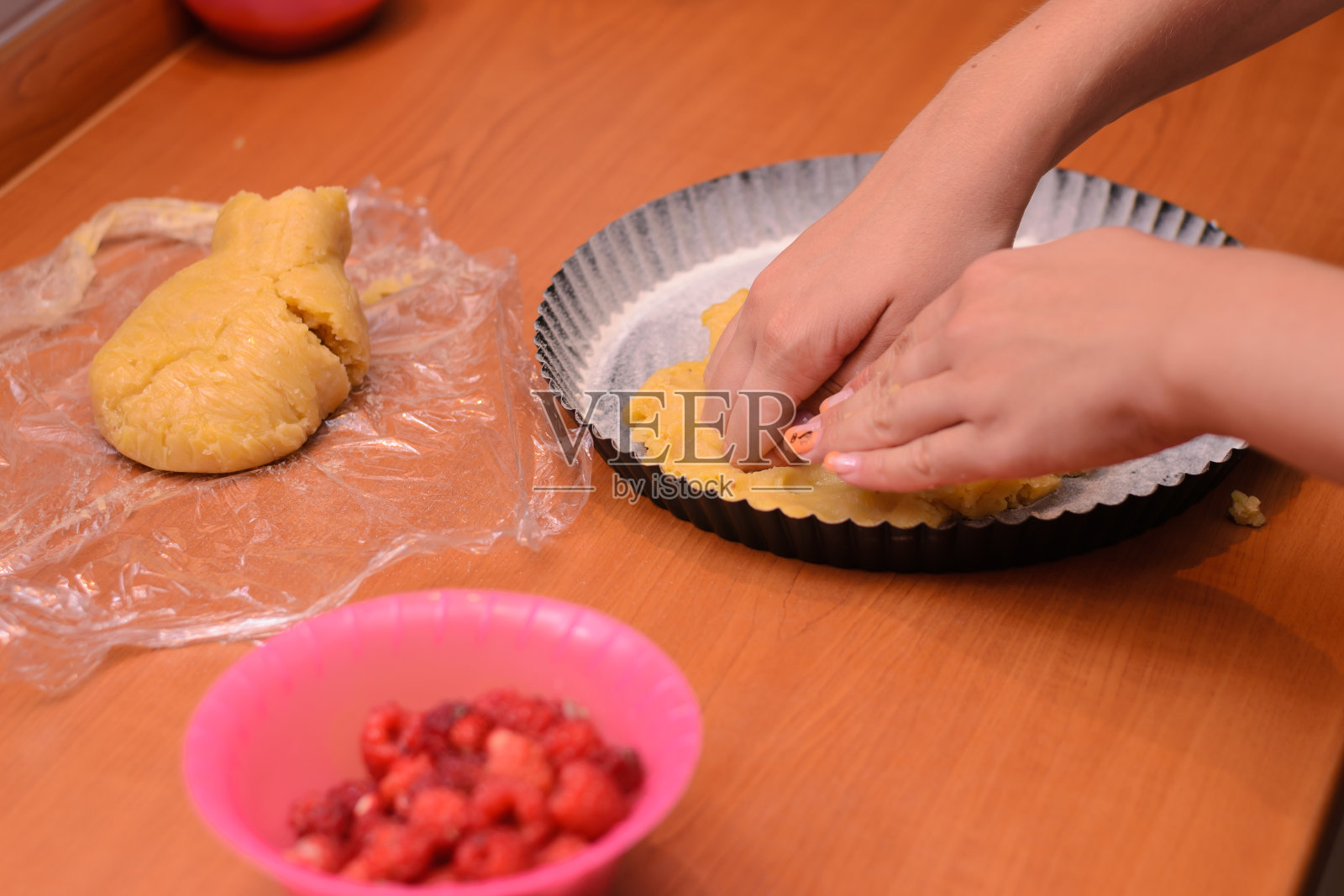 做覆盆子的女人。照片摄影图片