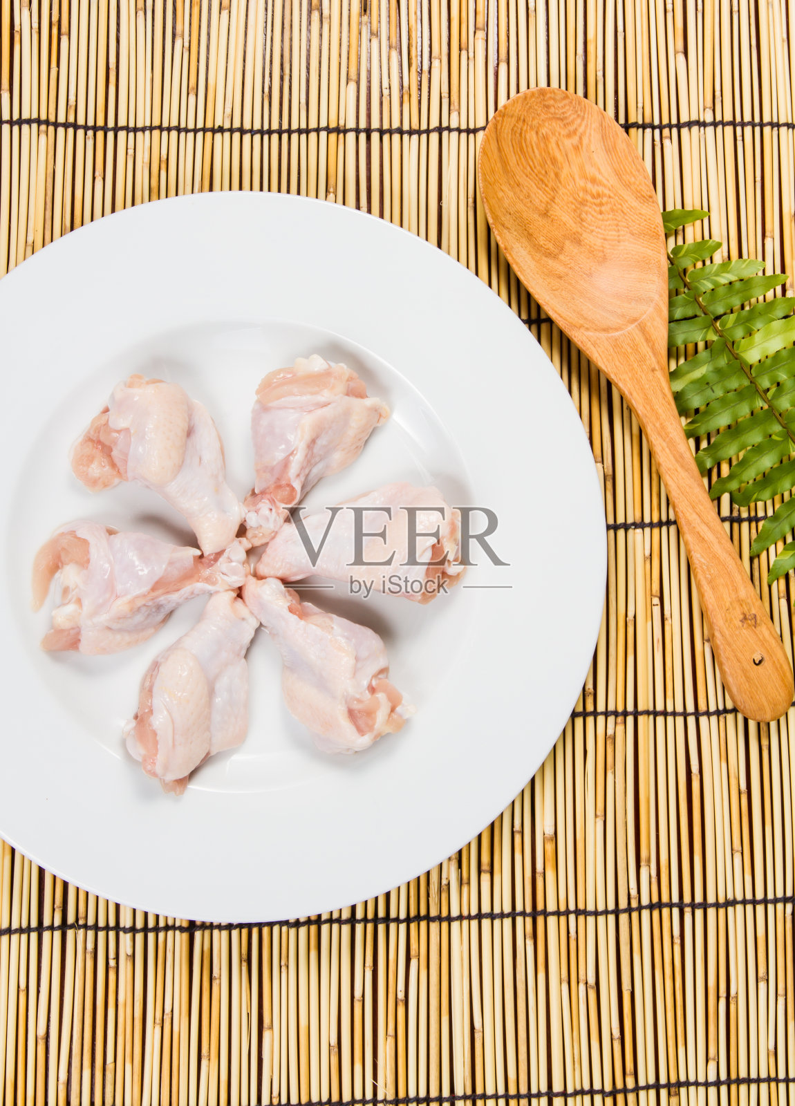 新鲜鸡腿。照片摄影图片