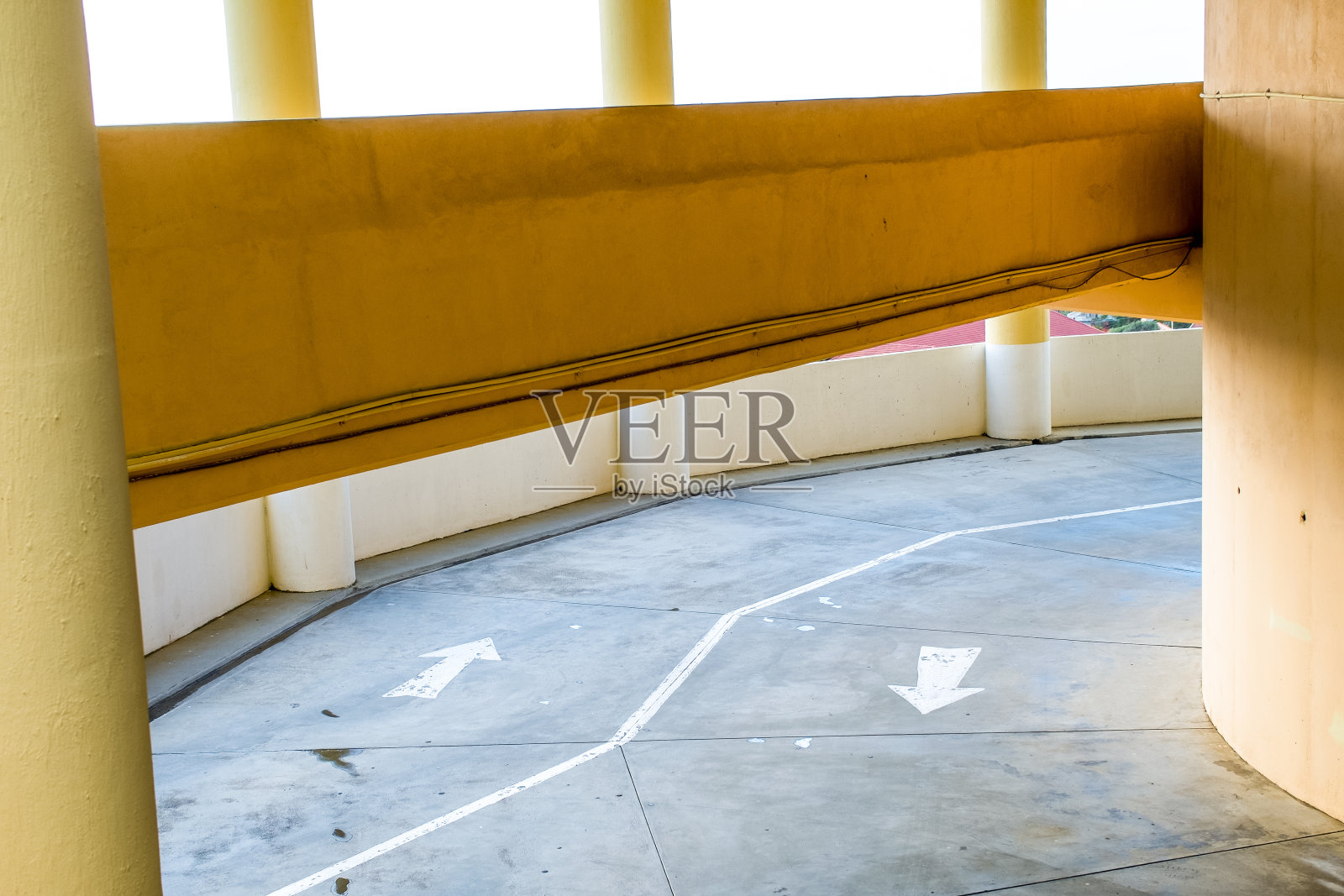 有箭头的多层停车场照片摄影图片