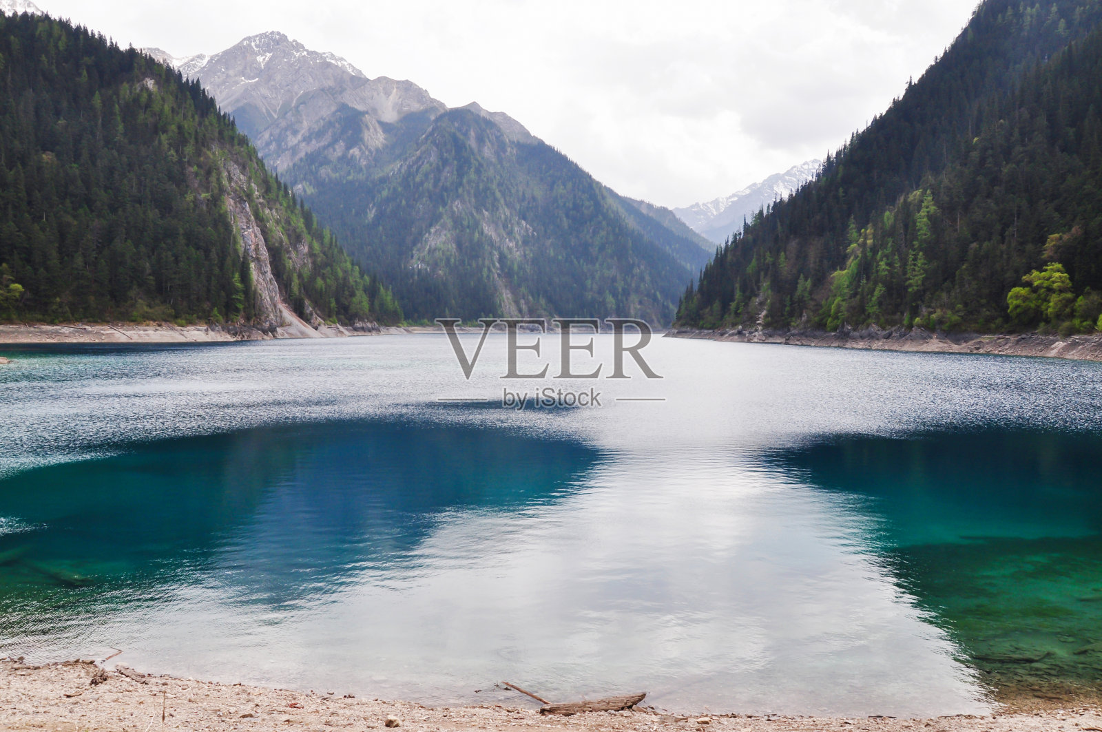 中国九寨沟的长湖是深蓝色的。照片摄影图片