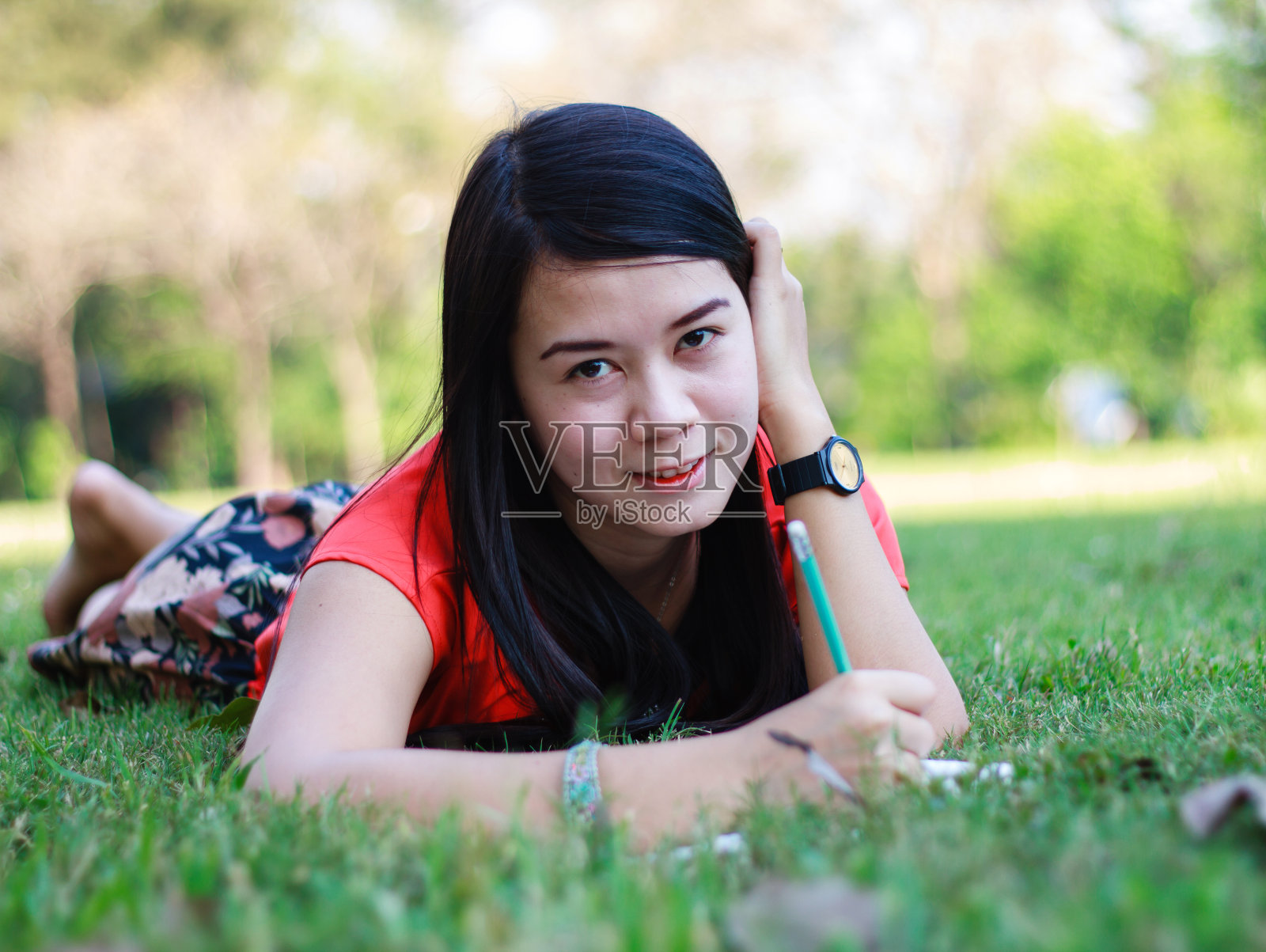 美丽的年轻女子在写日记照片摄影图片