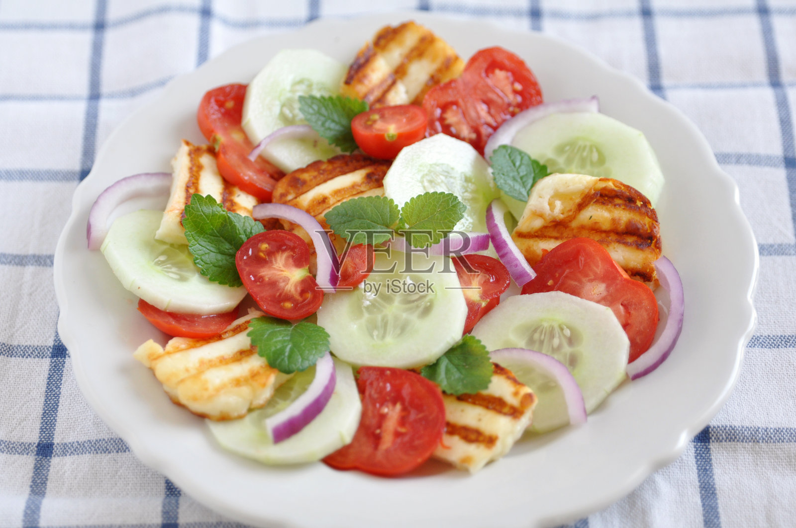 健康沙拉配烤哈罗米芝士照片摄影图片