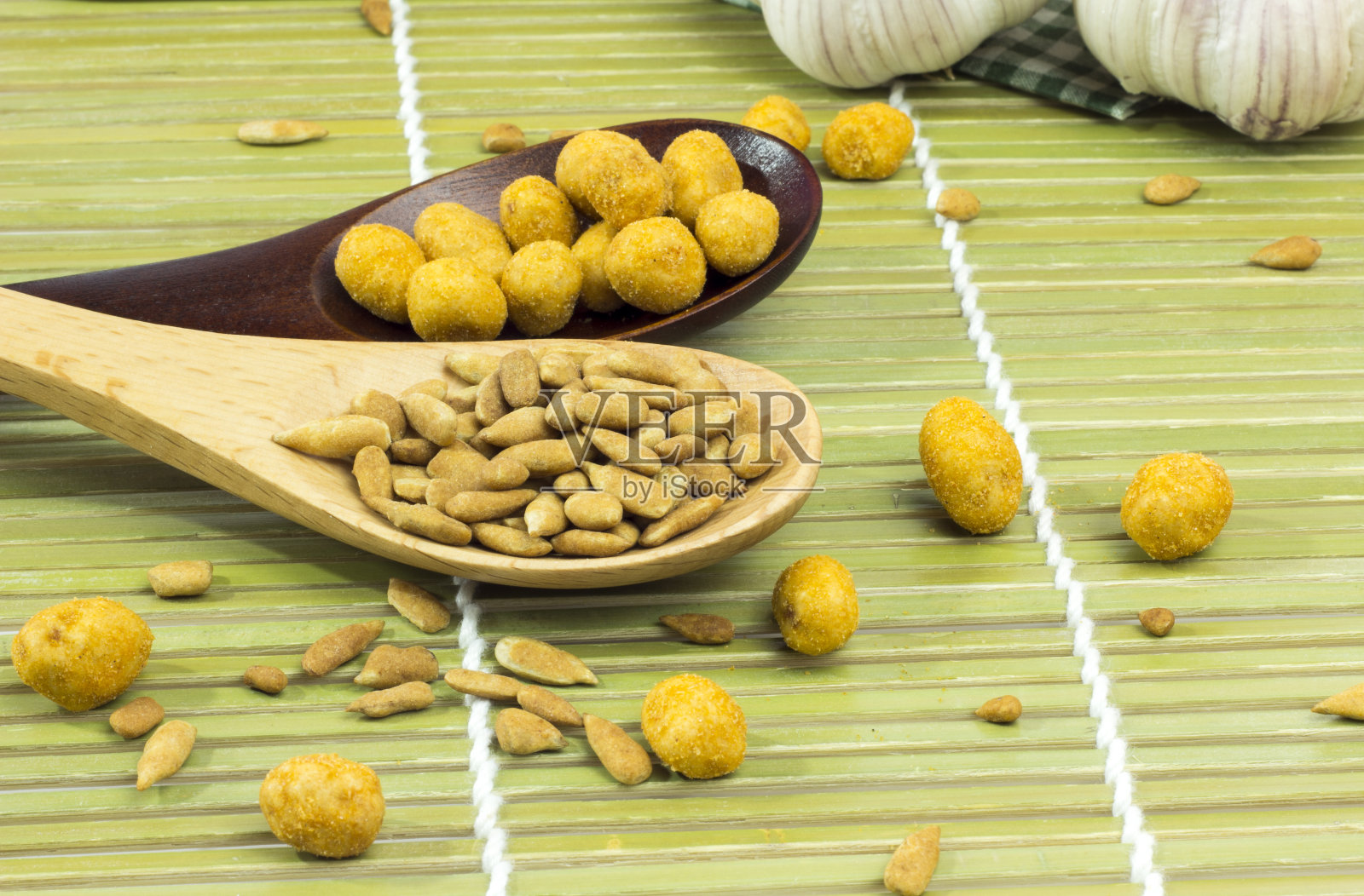 葵花籽和坚果包在勺子上。照片摄影图片