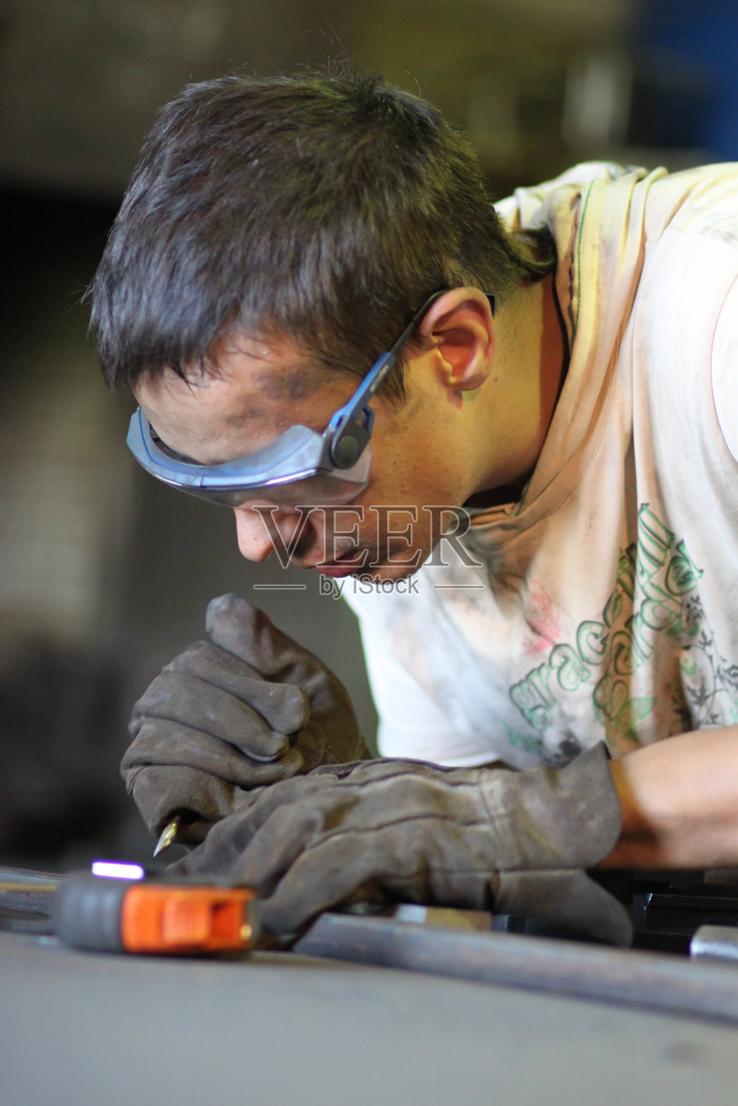 男人在工作中。照片摄影图片