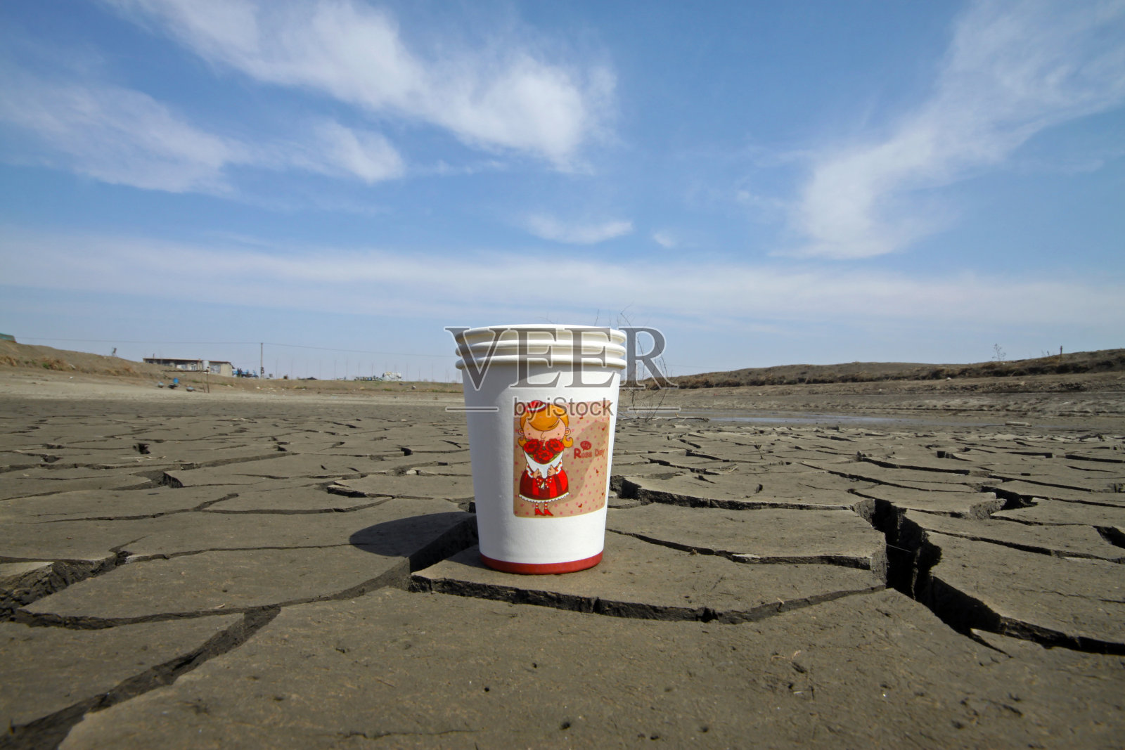 纸杯在干燥的土地上照片摄影图片