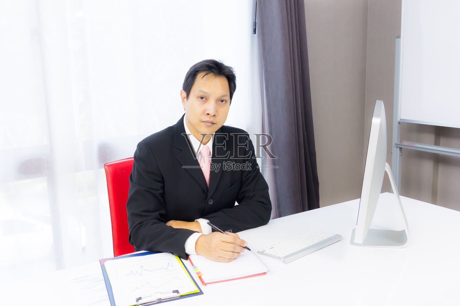 用台式电脑工作的商人照片摄影图片