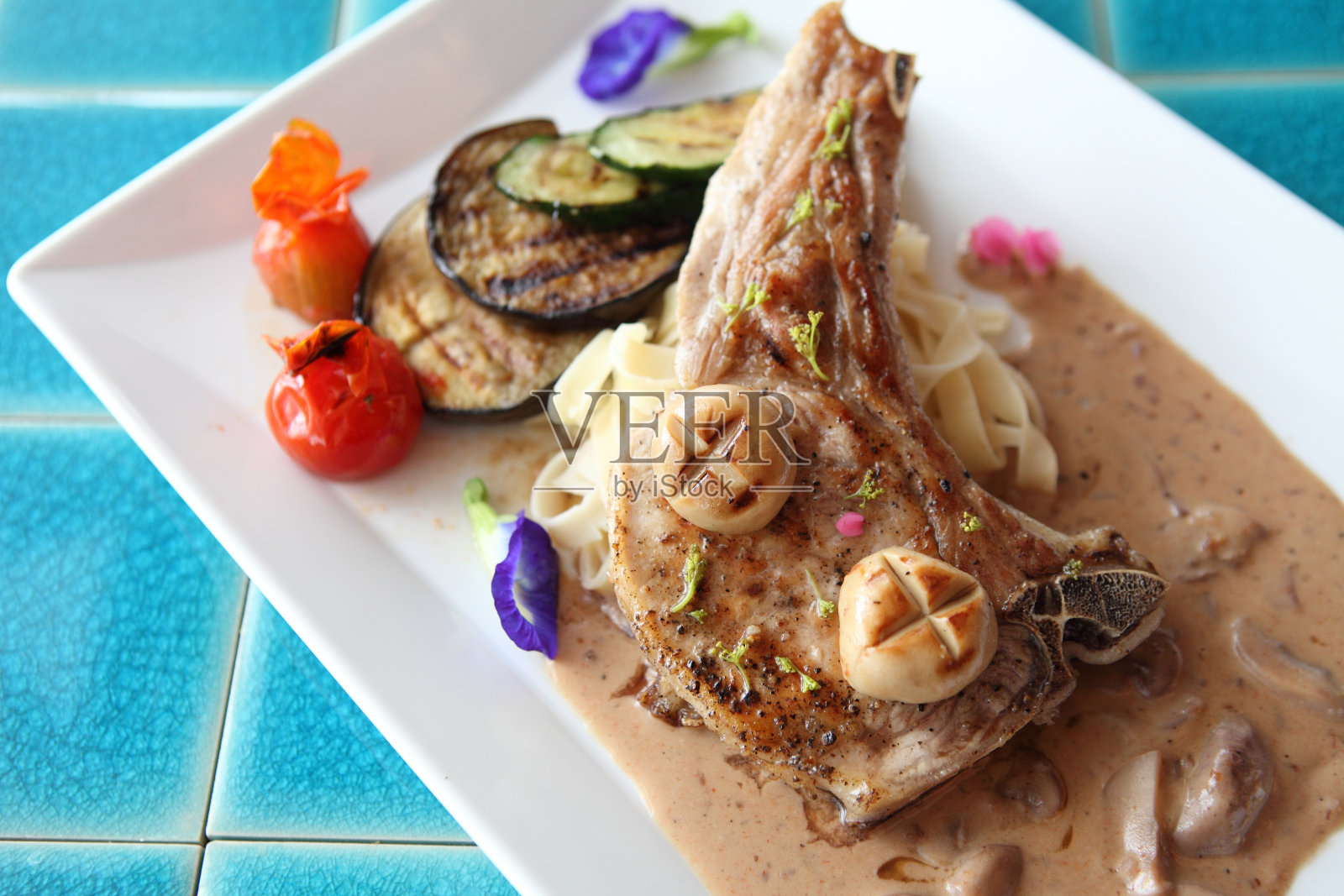 烤猪排配意大利面照片摄影图片