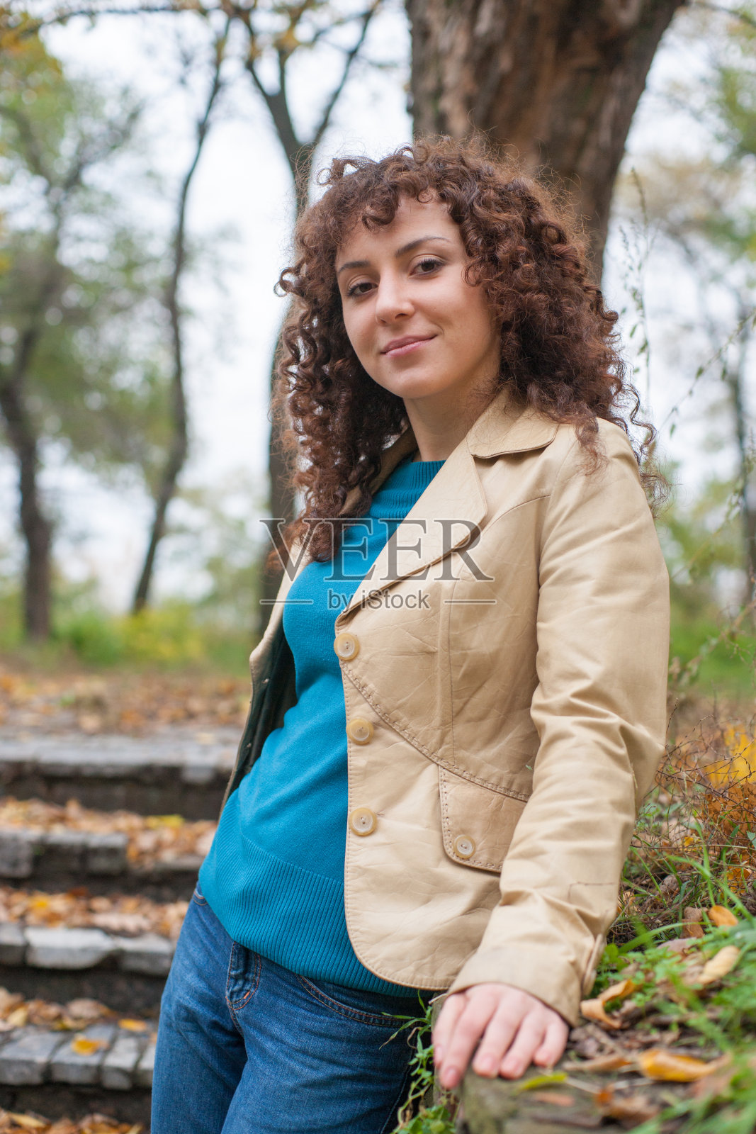 美丽的女孩在秋天的公园散步照片摄影图片