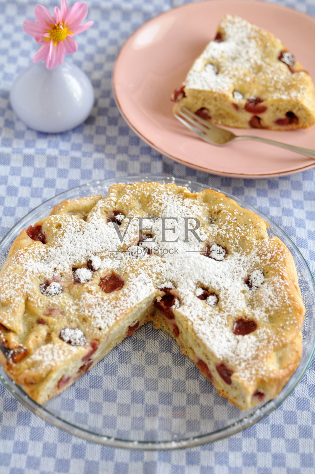 杏仁樱桃蛋糕照片摄影图片