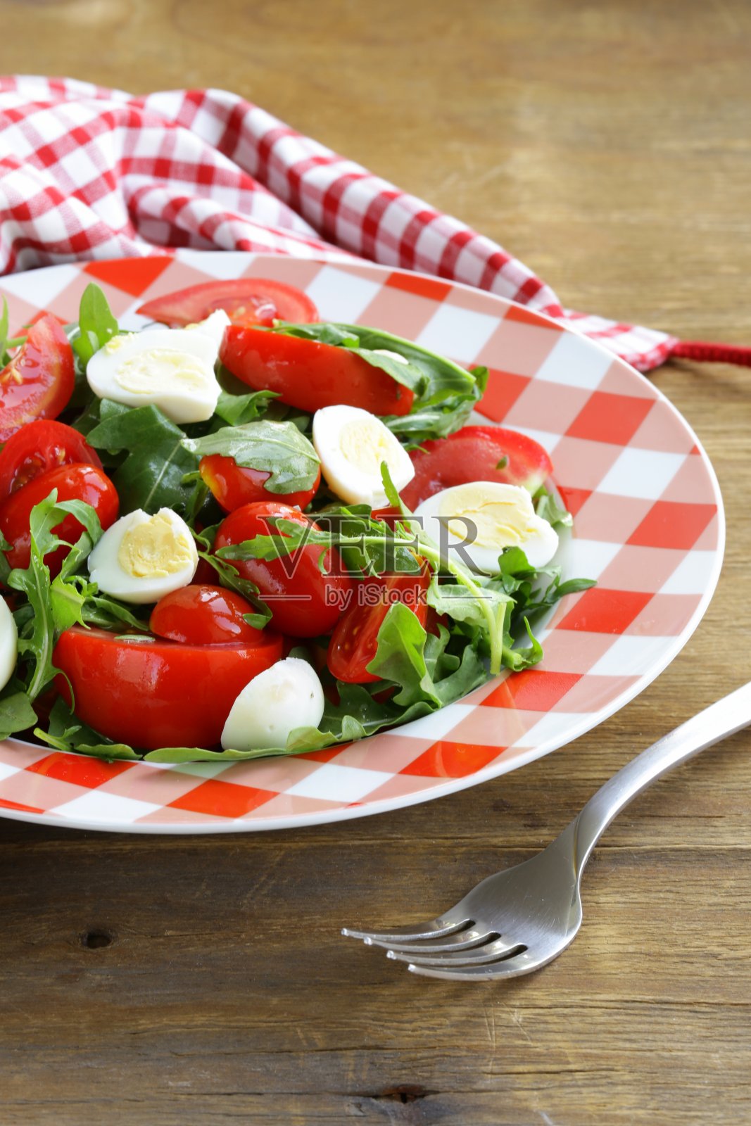新鲜西红柿，芝麻菜和鹌鹑蛋的沙拉照片摄影图片