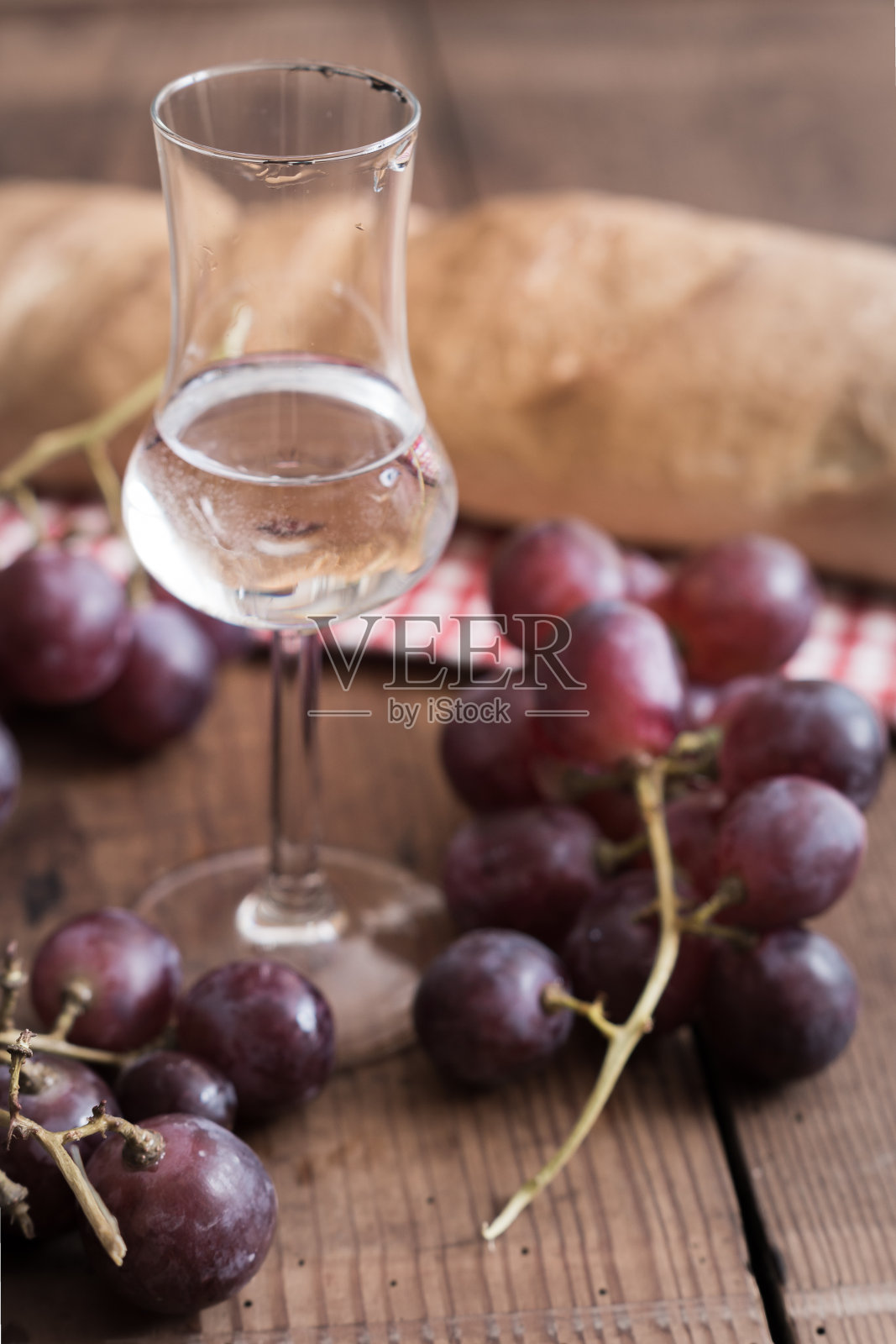 葡萄酒配葡萄和面包照片摄影图片