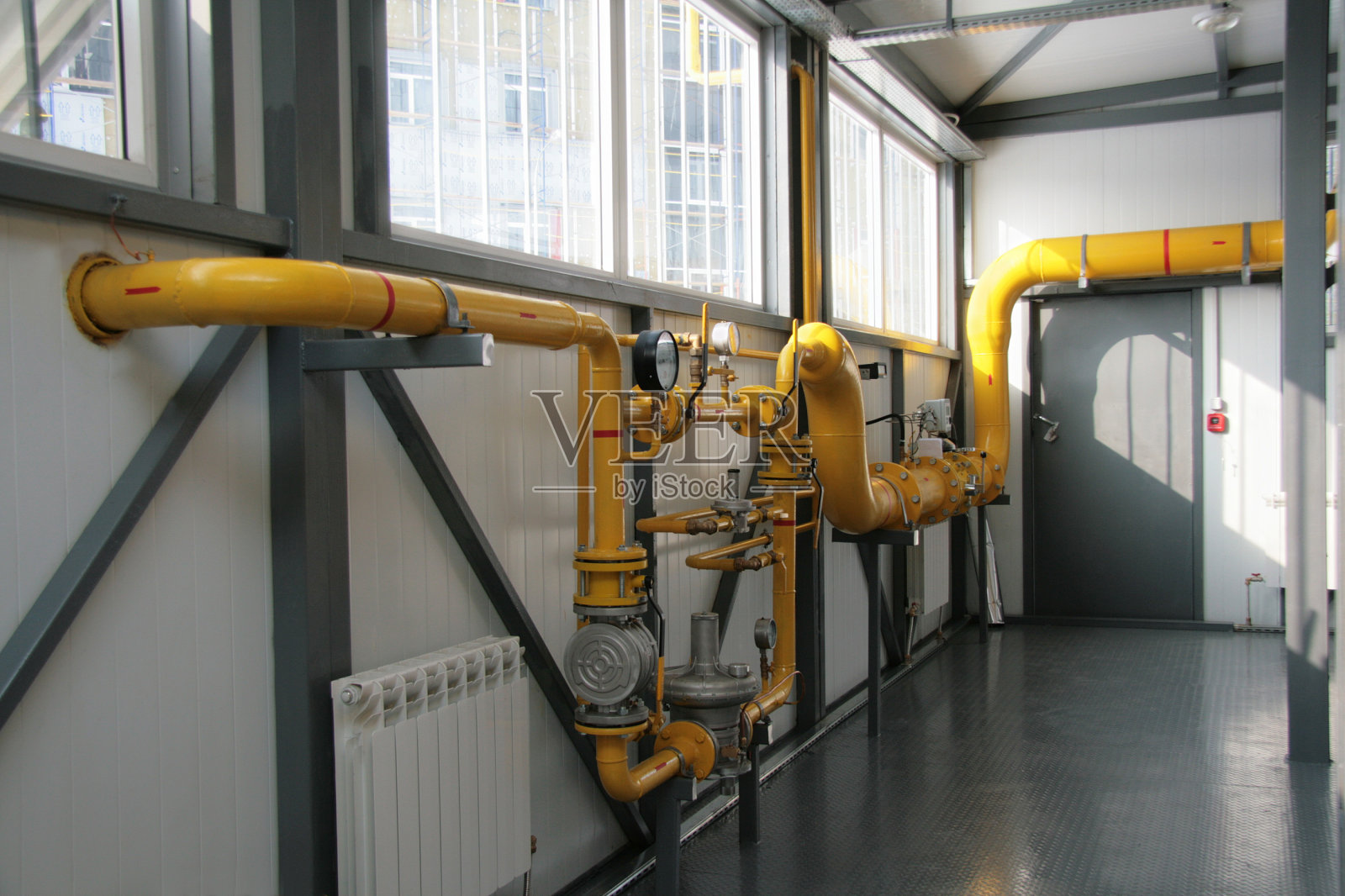 锅炉房中的气体设备照片摄影图片