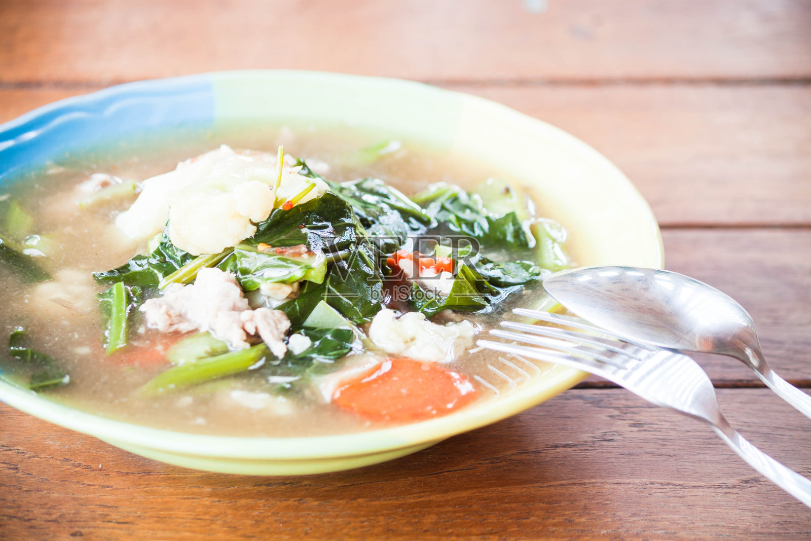 用勺子和叉子炒猪肉粉照片摄影图片