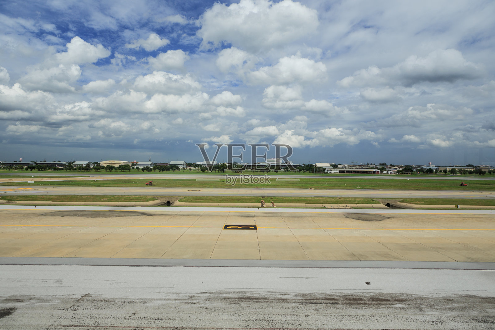 东芒机场跑道天空晴朗照片摄影图片