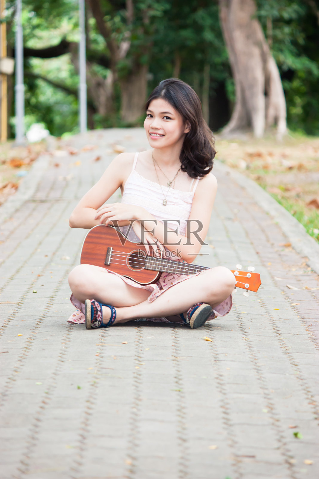 亚洲女孩与尤克里里吉他户外照片摄影图片