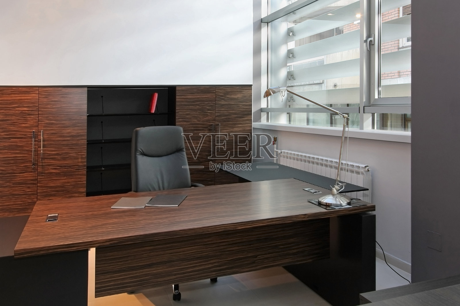 的办公桌上照片摄影图片