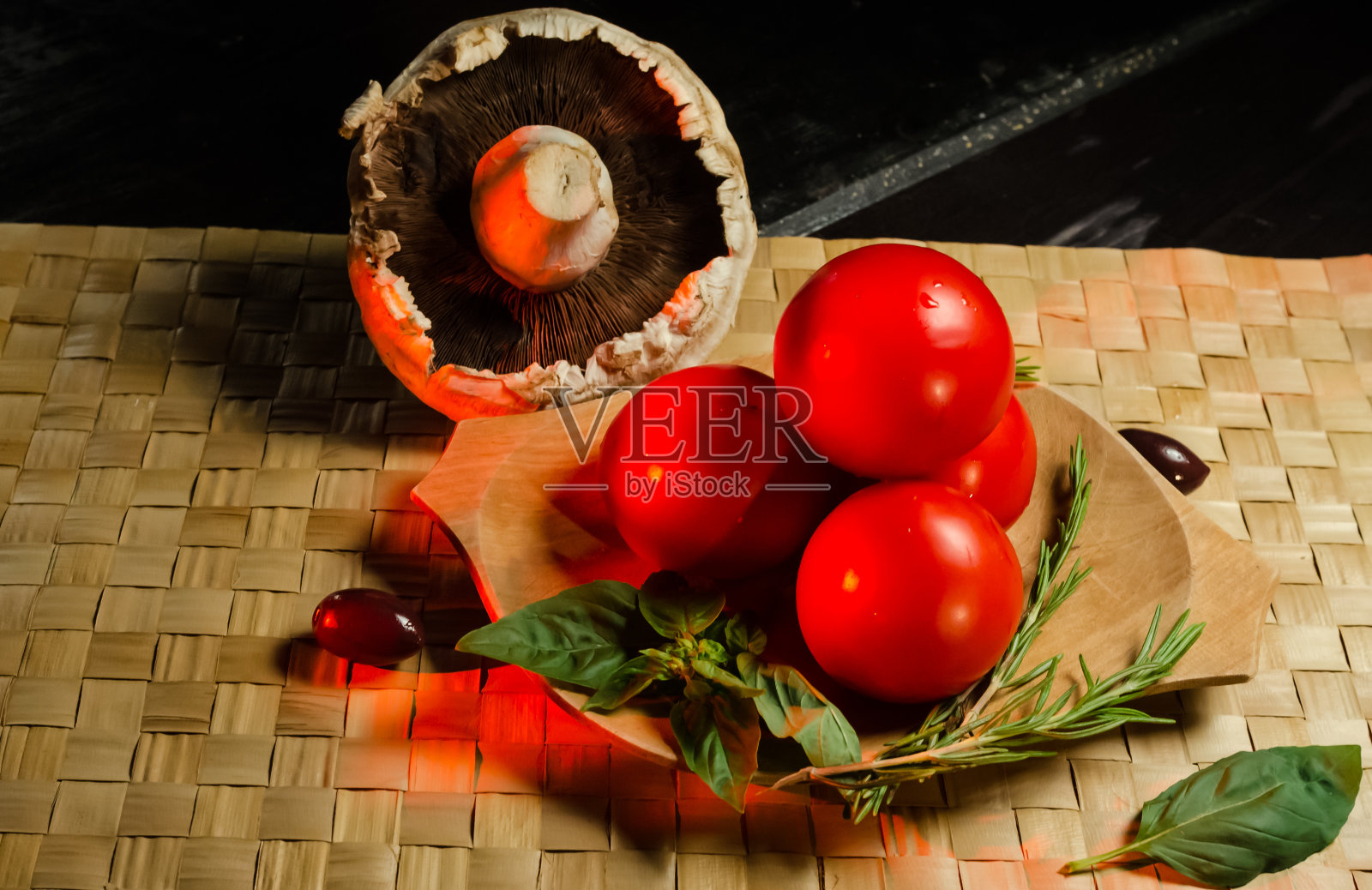 蔬菜放在木盘子里照片摄影图片