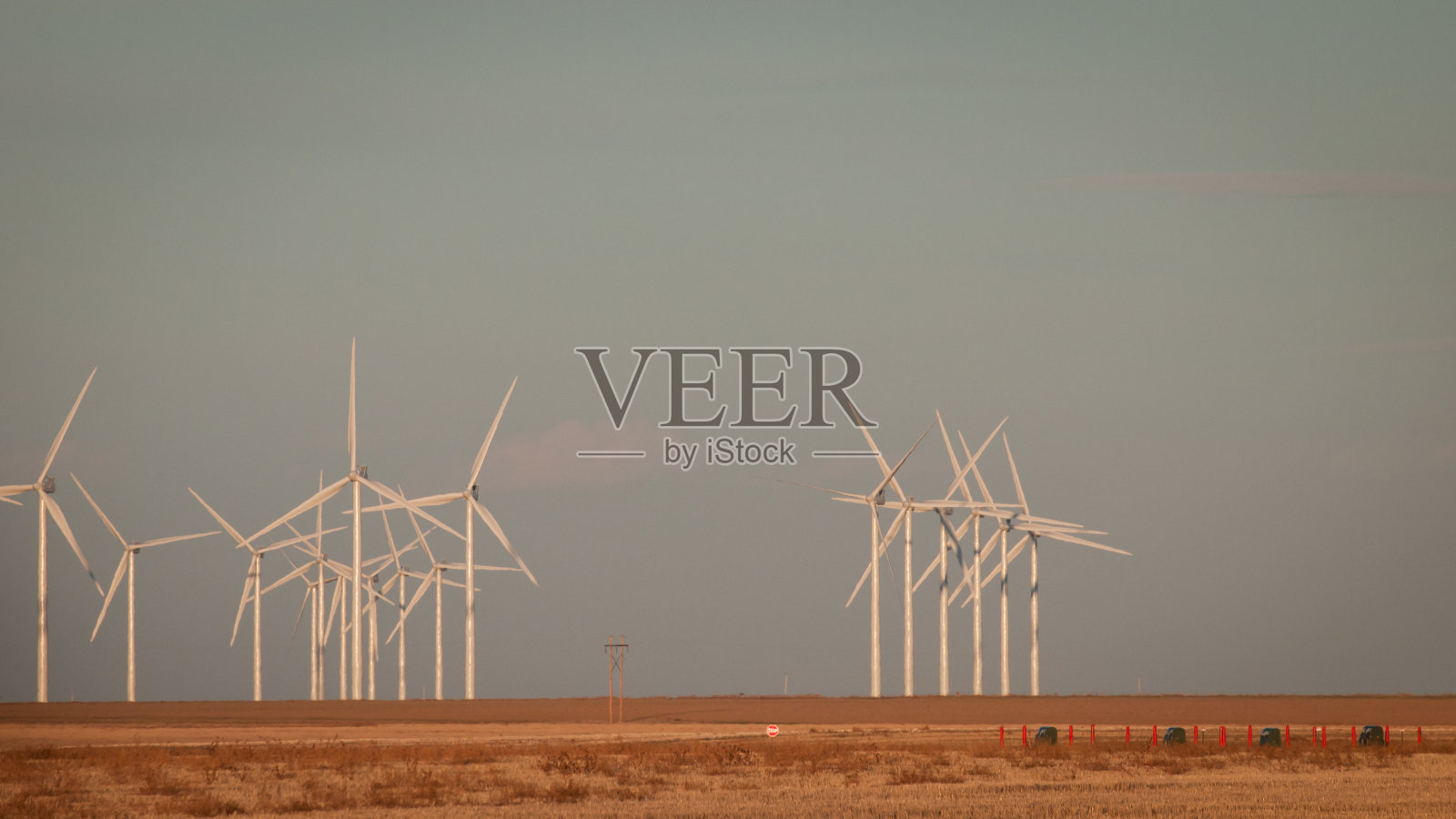 风力涡轮机的农场照片摄影图片