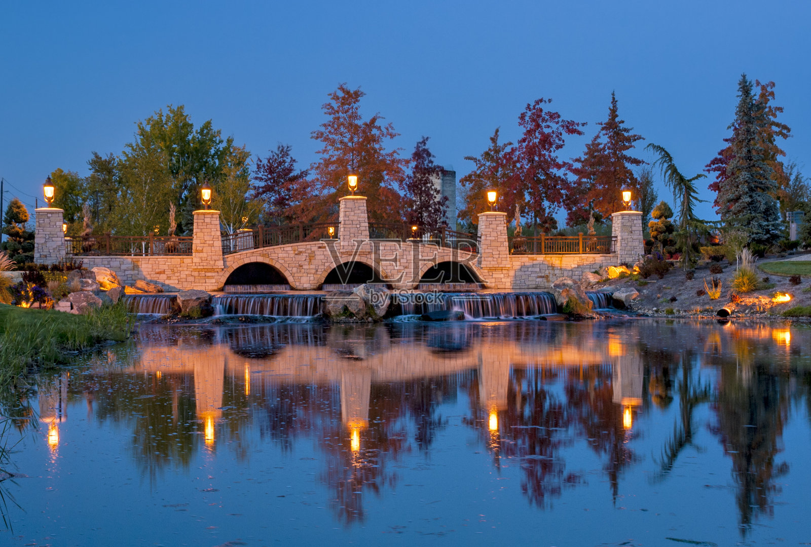 灯光照亮夜晚的石桥照片摄影图片