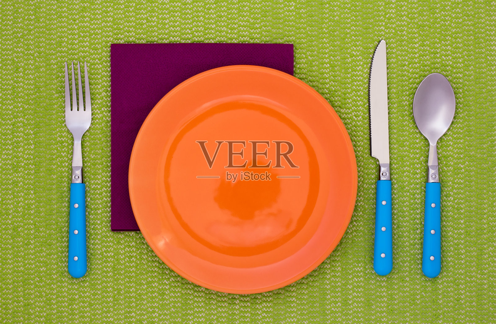 用叉子、勺子和刀清空盘子照片摄影图片