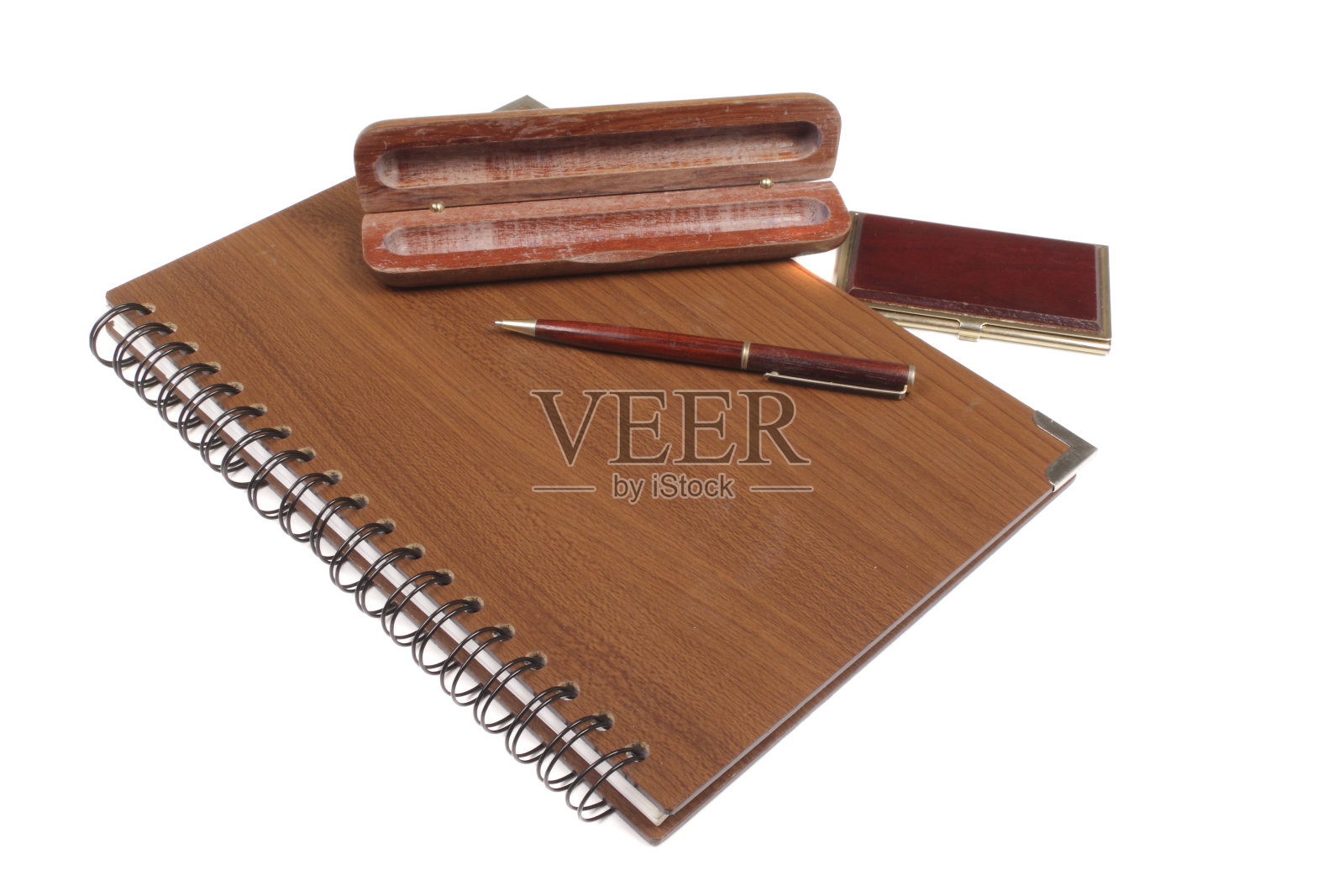 木制笔记本与钢笔隔离照片摄影图片
