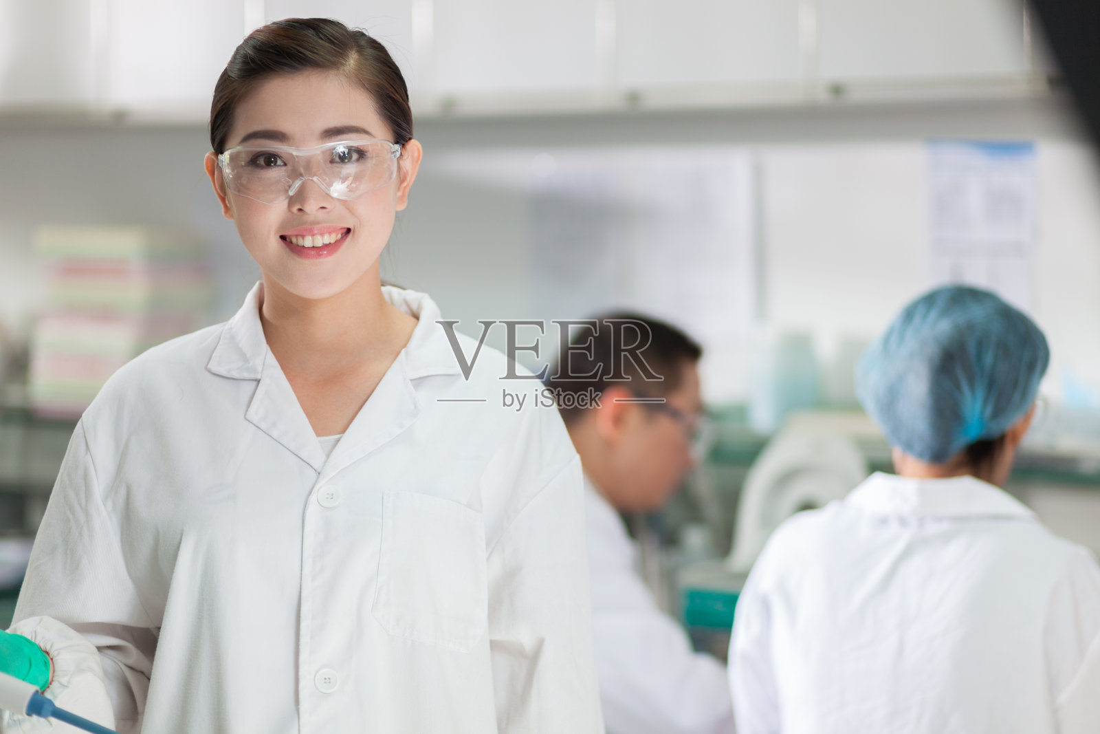 在实验室工作的科学家。照片摄影图片