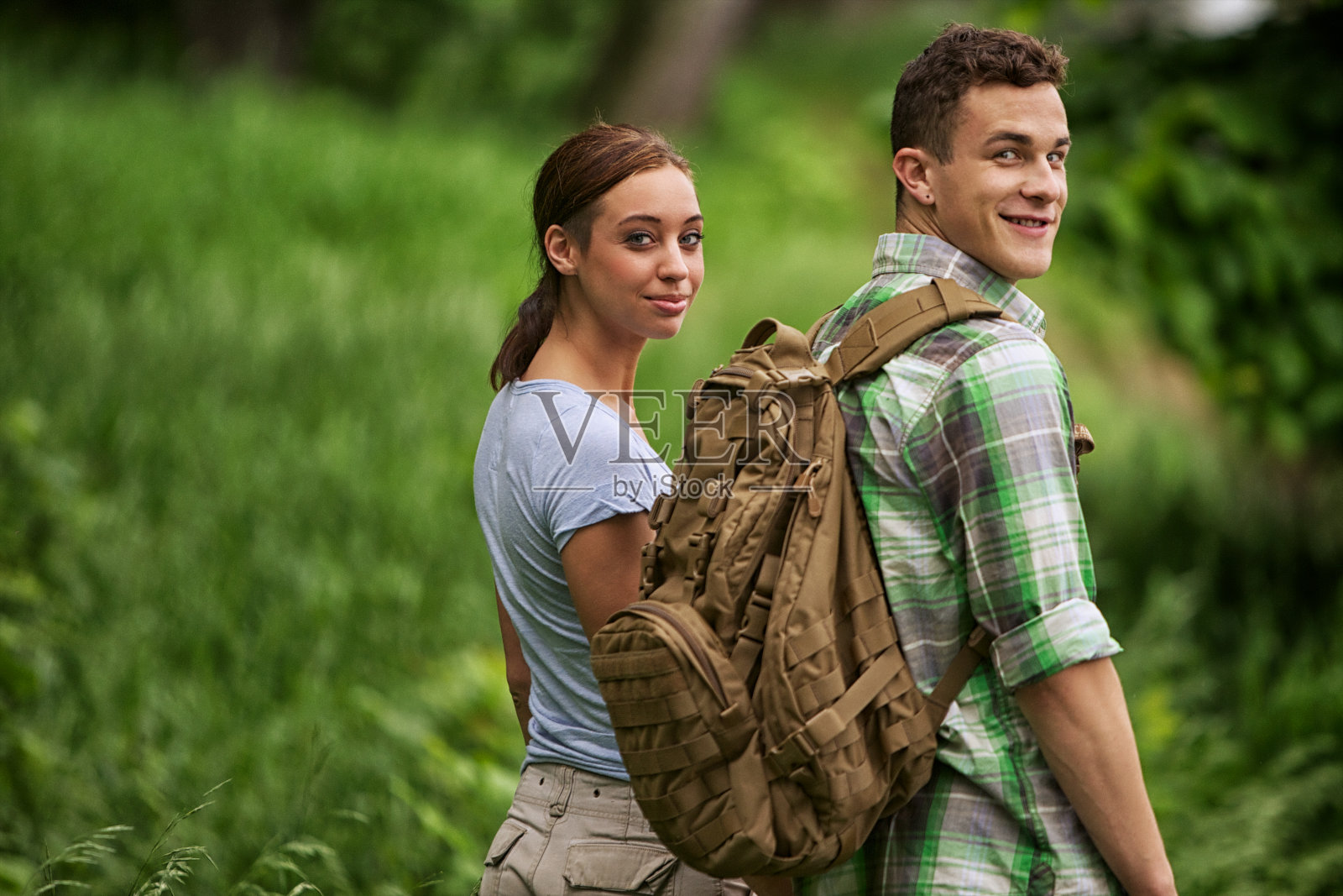 在草丛中回头看照片摄影图片