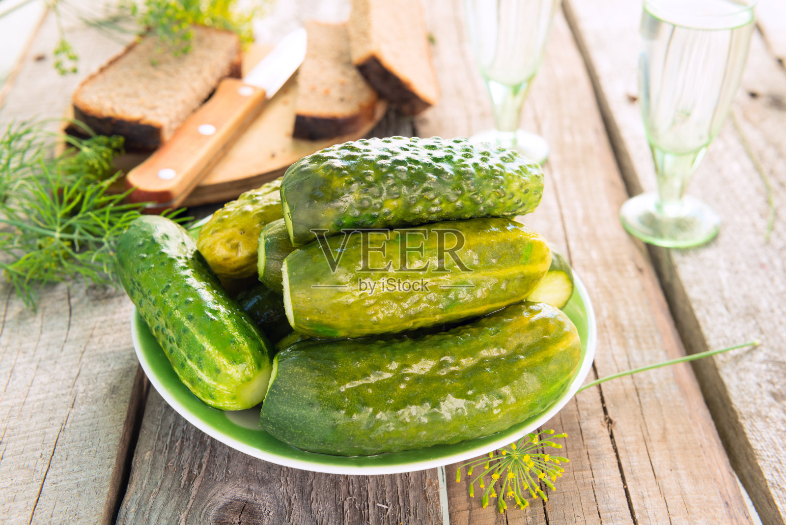 俄罗斯菜:新鲜的腌黄瓜照片摄影图片