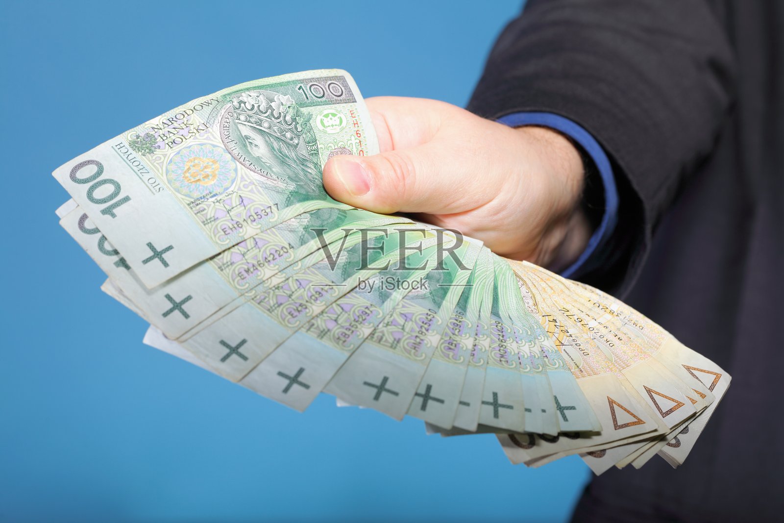 商人拿着钞票擦亮钞票照片摄影图片