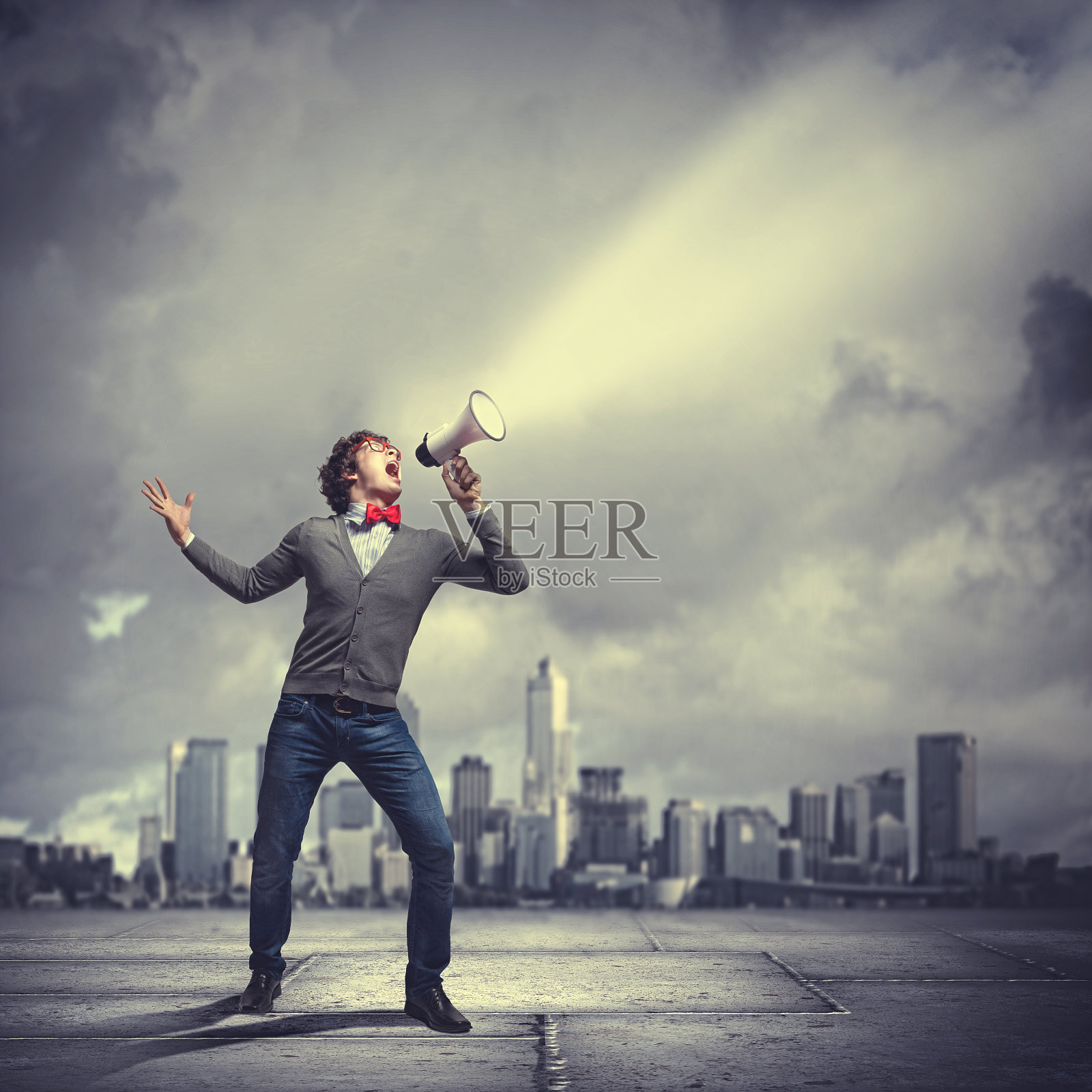 拿着扩音器的年轻人照片摄影图片