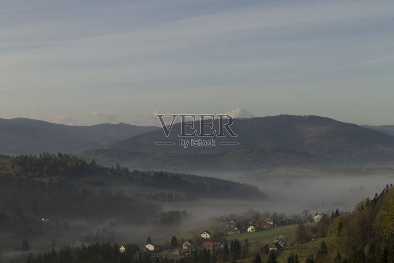 山上有晨雾照片摄影图片