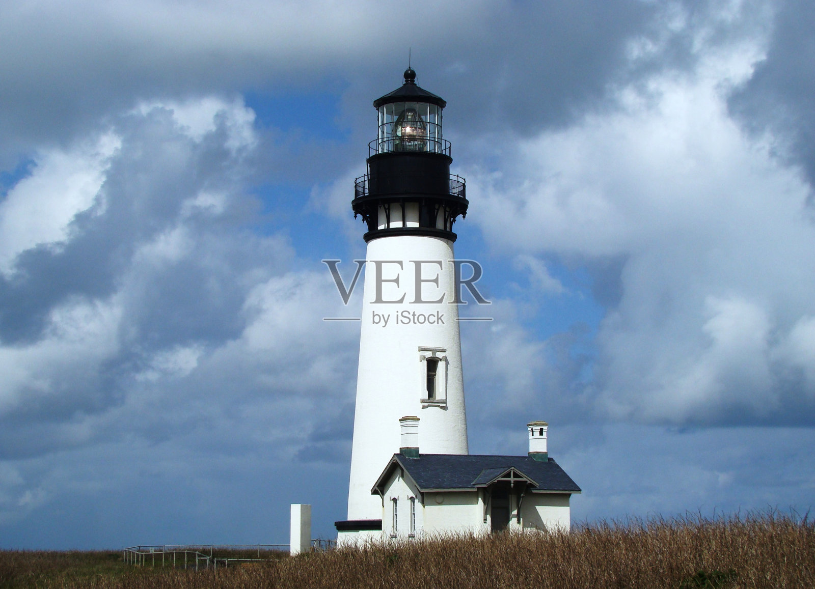 阴天的灯塔照片摄影图片